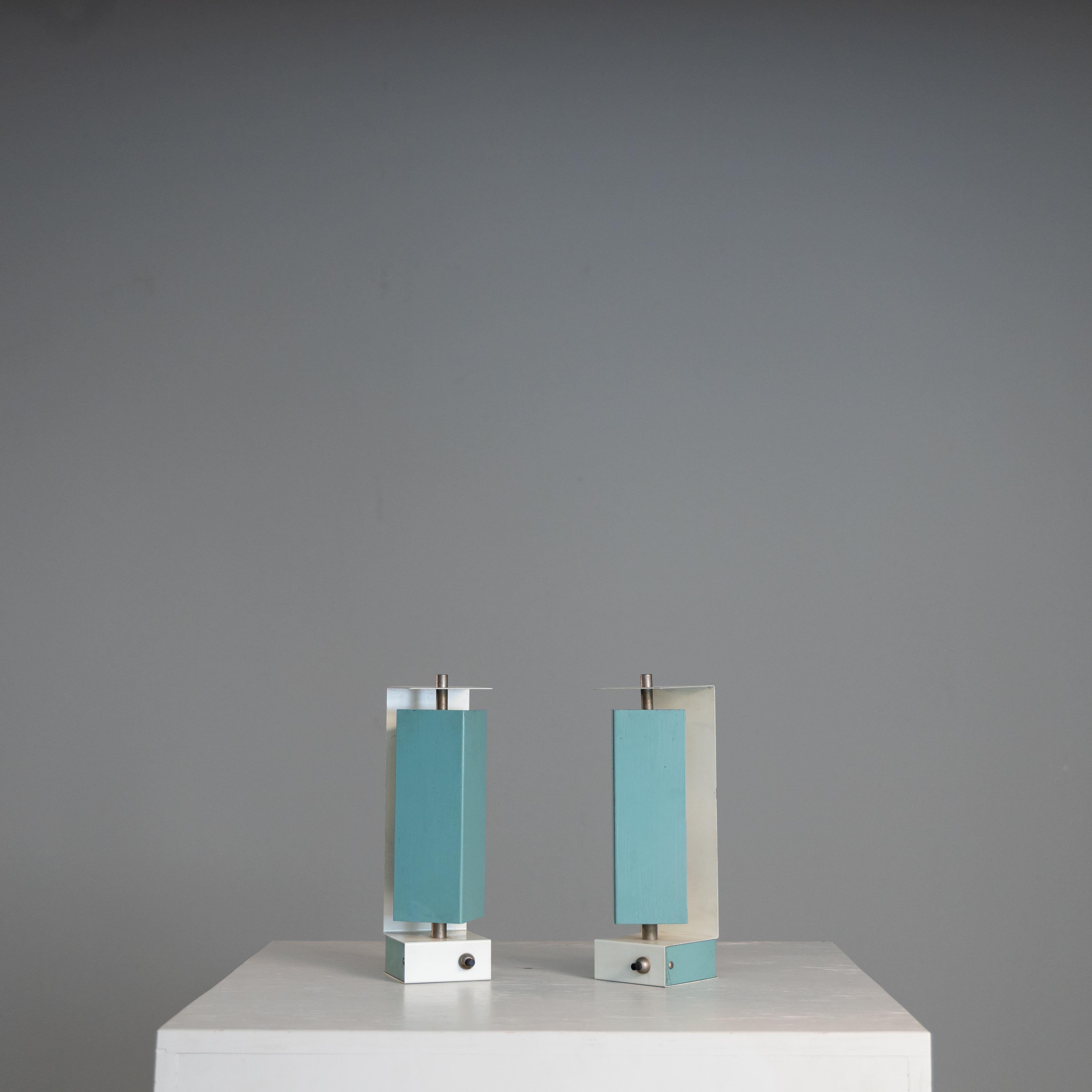 Set di due piccole lampade da comodino in metallo, 1950 In condizioni buone in vendita a Milano, Lombardia