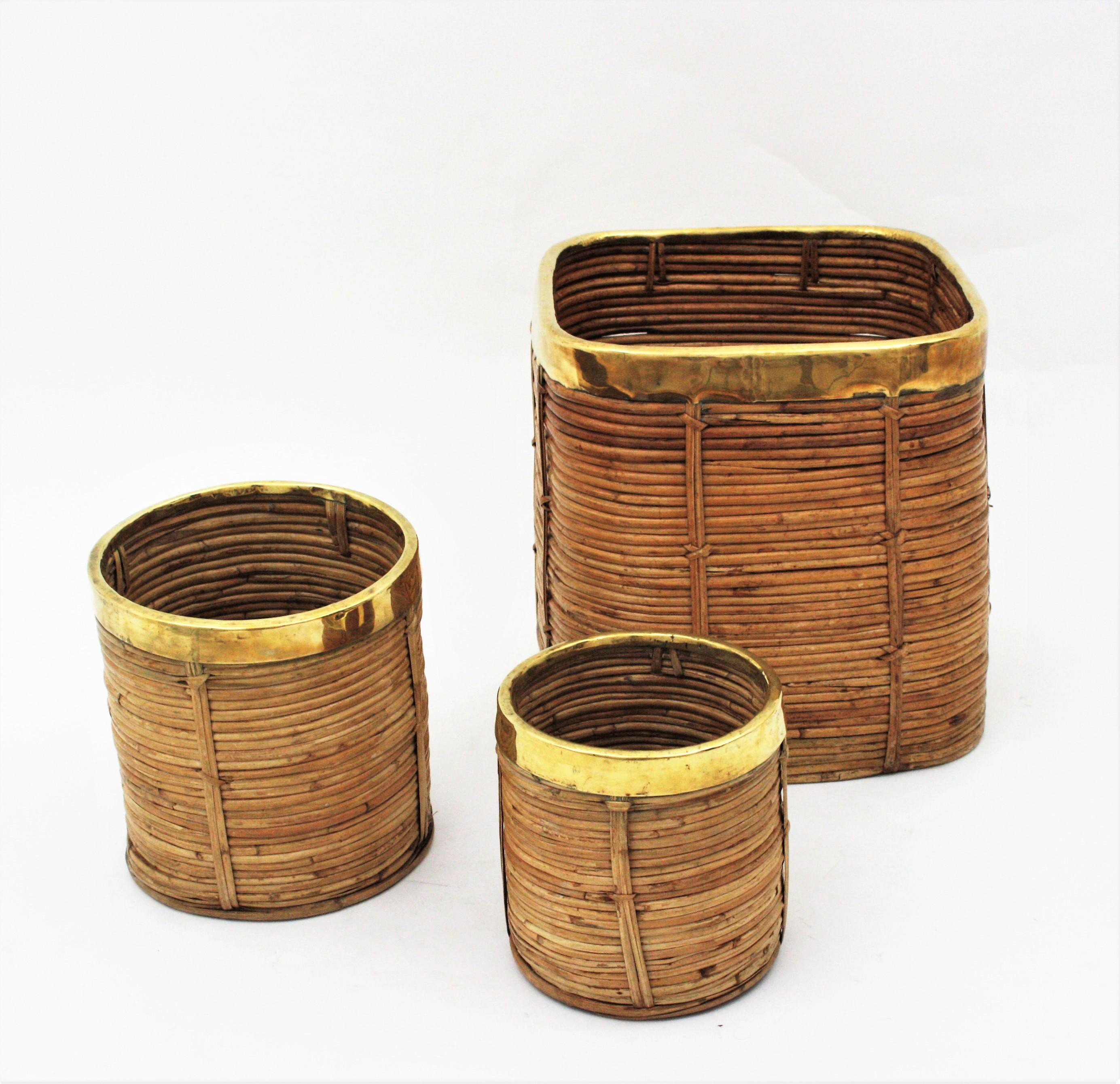 Three Rattan Bamboo Planters / Baskets with Brass Rim, Italy, 1970s In Good Condition For Sale In Barcelona, ES