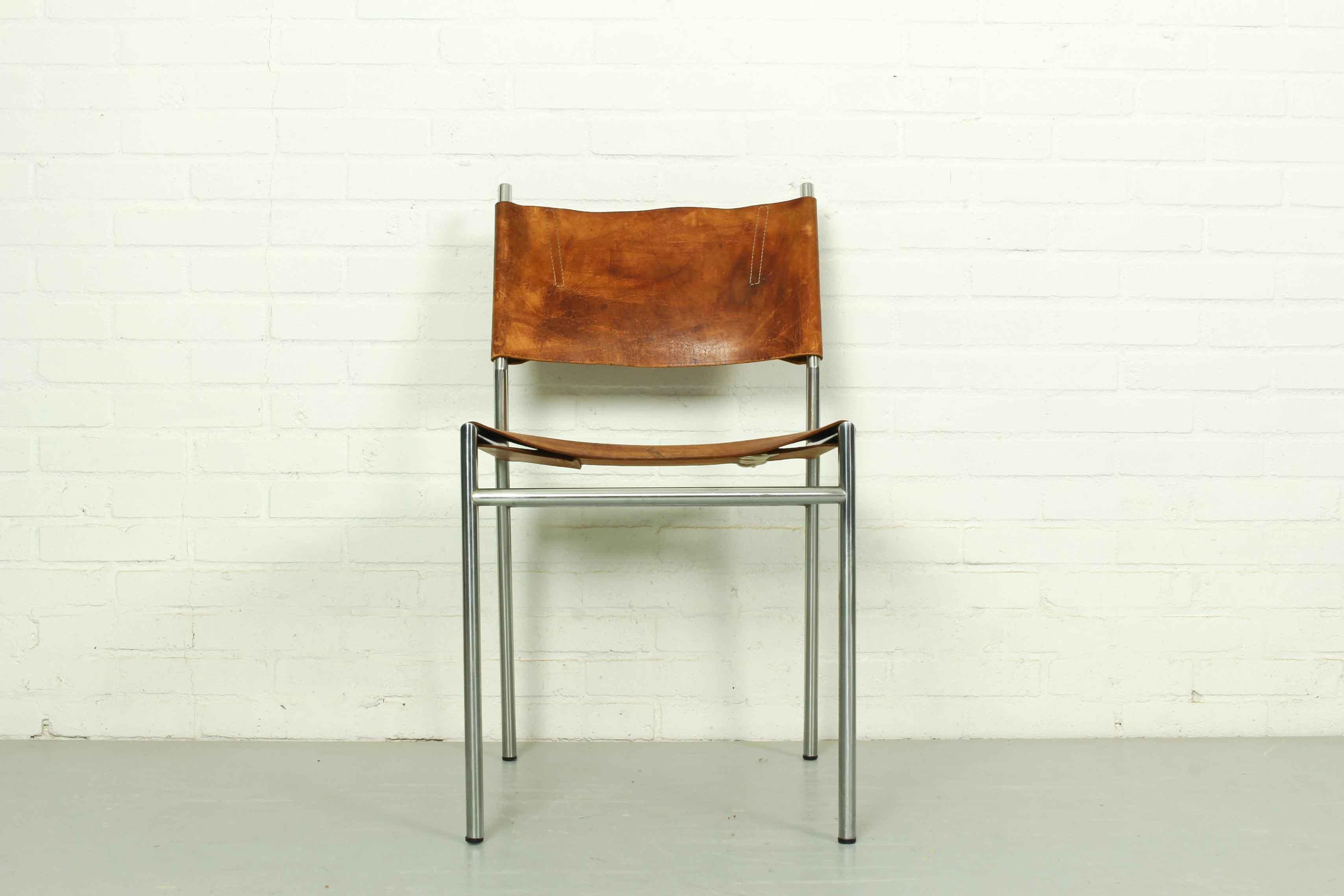 Minimalist Mid-Century Modern SE06 dining chair designed by Martin Visser and manufactured by ‘t Spectrum, Netherlands 1967. This early versions of the SE06 chair has a stainless steel tubular metal frame and very nice thick saddle leather seat and