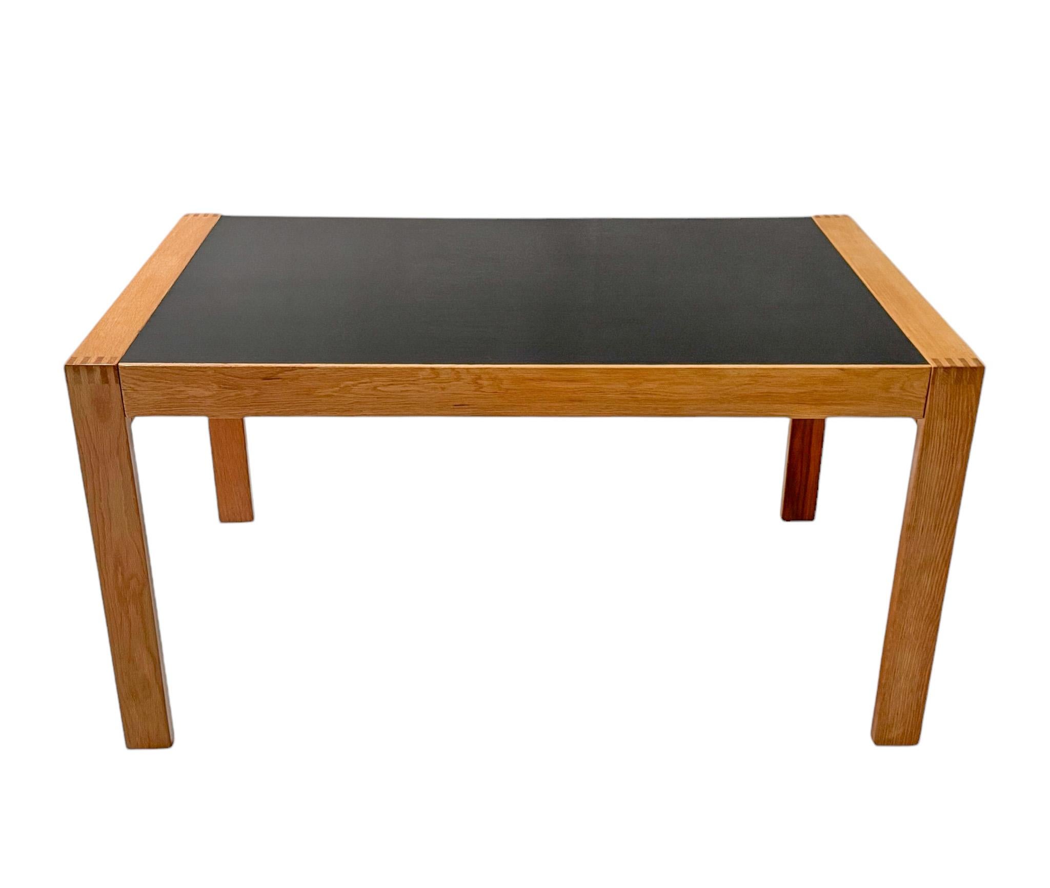 Superbe et rare table de salle à manger extensible SE15 de style moderne du milieu du siècle.
Design/One par Pierre Mazairac & Charles Boonzaaijer pour Pastoe.
Un design néerlandais saisissant des années 1970.
Cadre en chêne massif avec plateau
