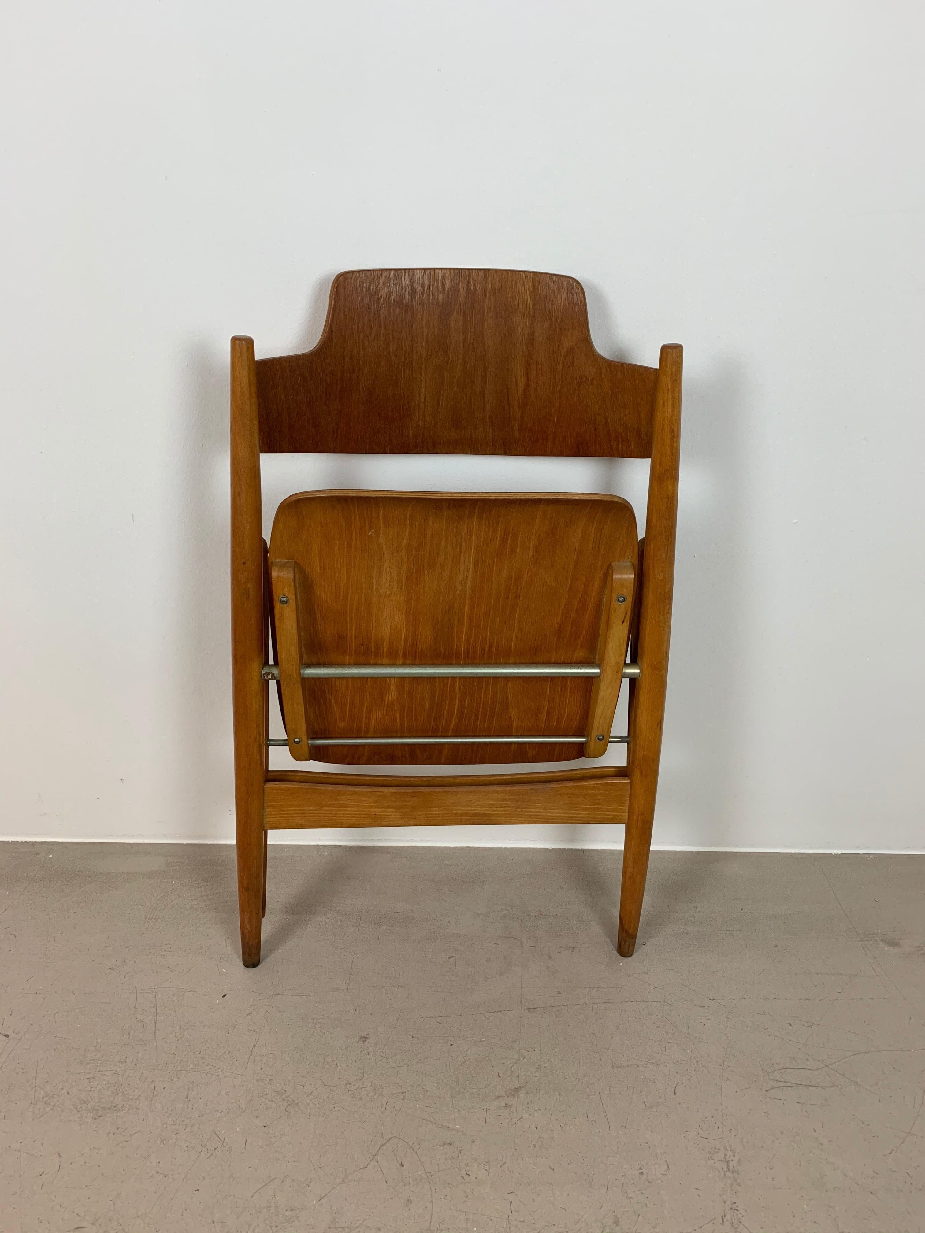 Very nice folding chair model SE18 designed by Egon Eiermann (1950s). The chair is made of beechwood and has a very nice folding mechanism. Because its foldable it can be easily stocked away. The chair has a nice patina from age and usage, normal