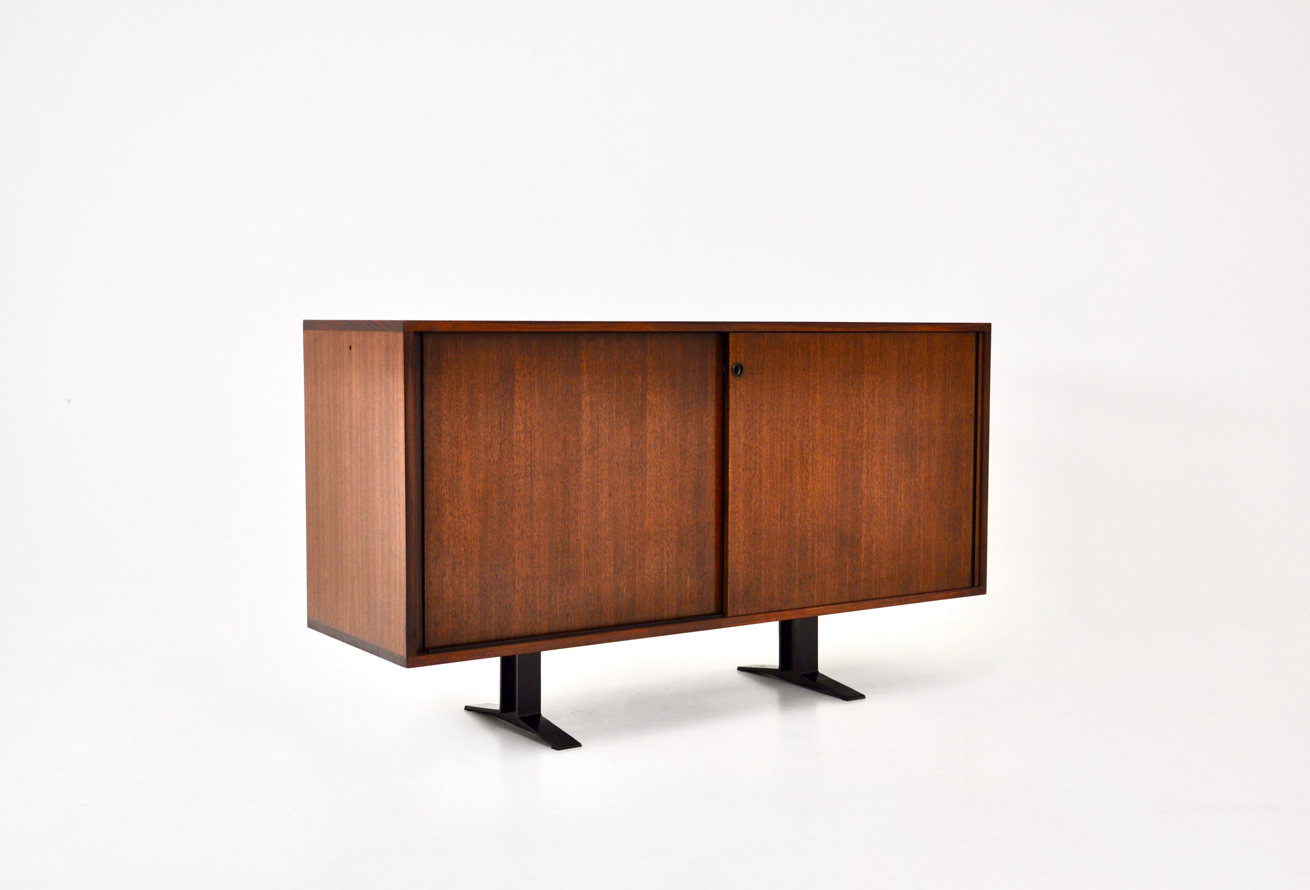 Buffet en bois avec base en métal noir et deux portes coulissantes contenant 10 tiroirs et une étagère. Usure due au temps et à l'âge.
Pour l'expédition, demandez-nous le meilleur prix.