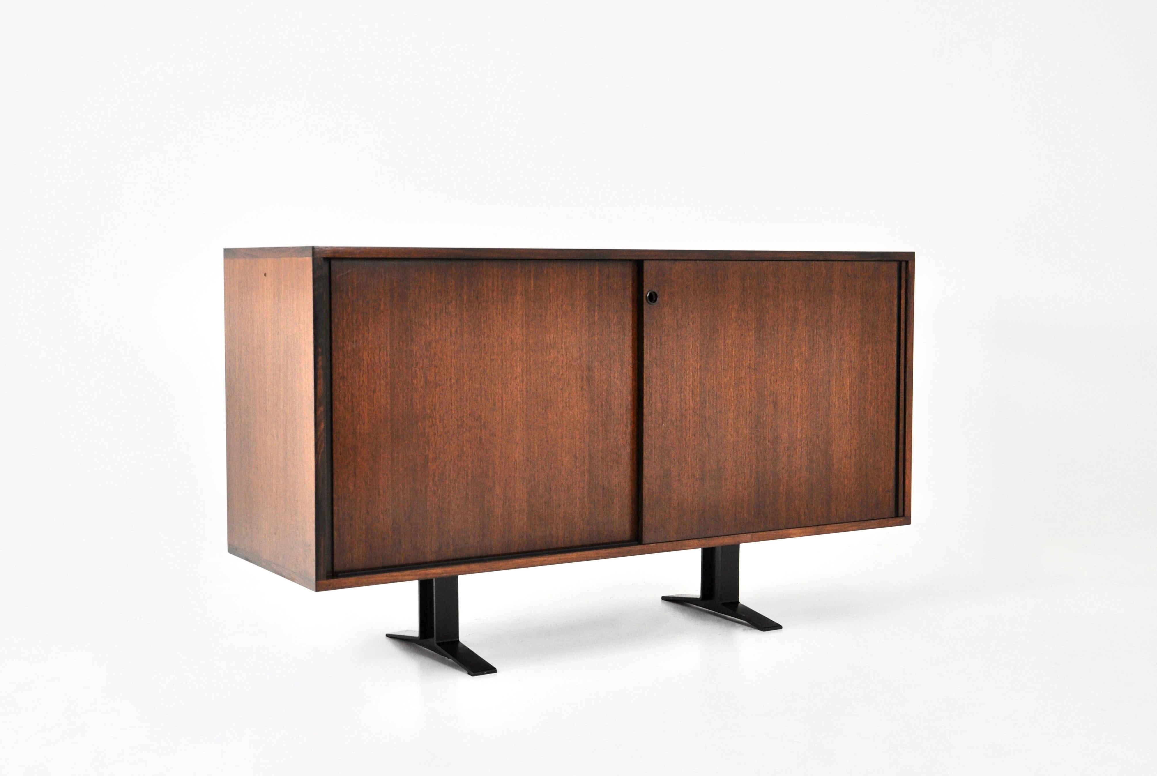 Buffet en bois avec base en métal noir et deux portes coulissantes contenant 6 étagères. Usure due au temps et à l'âge.
Pour l'expédition, demandez-nous le meilleur prix.