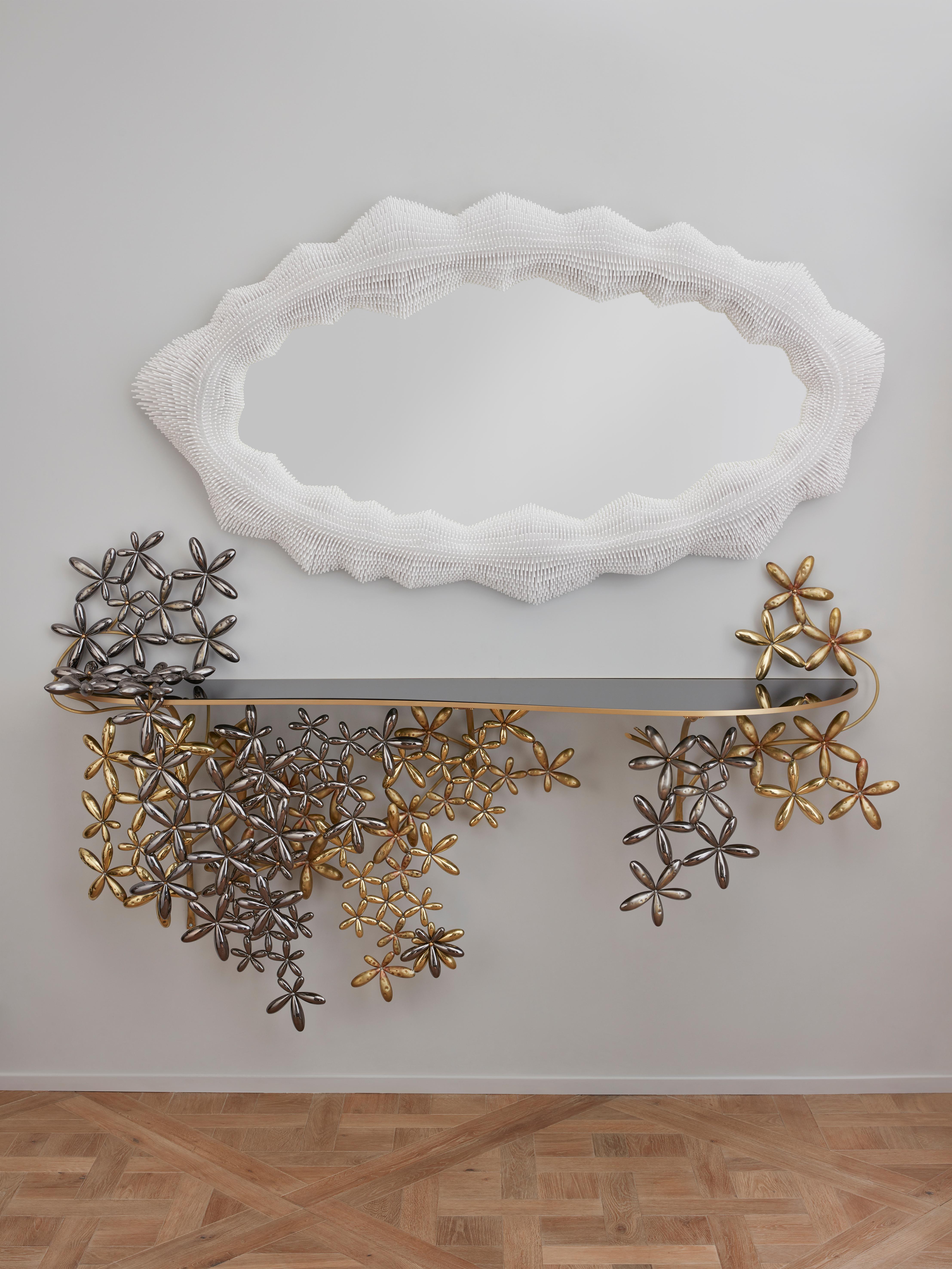 From simple beech rods that were patiently cut, sanded, arranged and lacquered, Pia Maria Raeder creates refined works which evoke biomorphic forms. Each work is handcrafted by the artist. 18,000 beech rods were necessary to produce this 'Sea