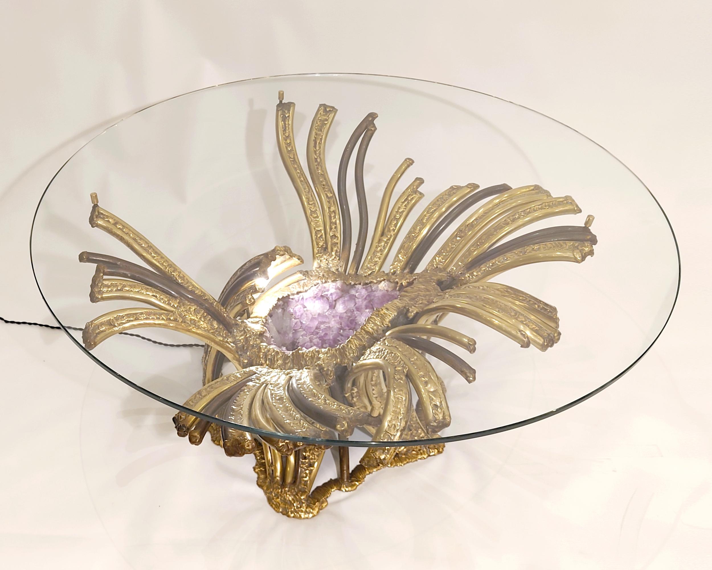 Précieuse table basse en sculpture lumineuse de Richard Faure. circa 1980. Pièce unique.

Une géode d'améthyste brésilienne est sertie dans une sculpture artisanale en laiton poli avec deux patines. Une lumière éclaire la géode d'améthyste. Le