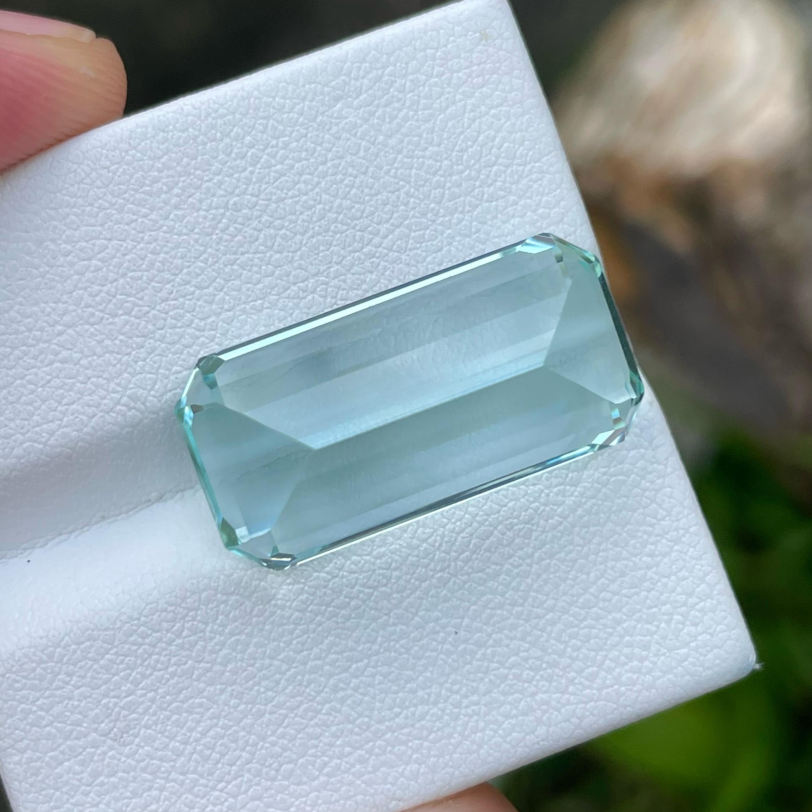 Modern Sea blue Aquamarine 25.0 carats emerald cut Natural Pakistani Aquamarine Gem For Sale