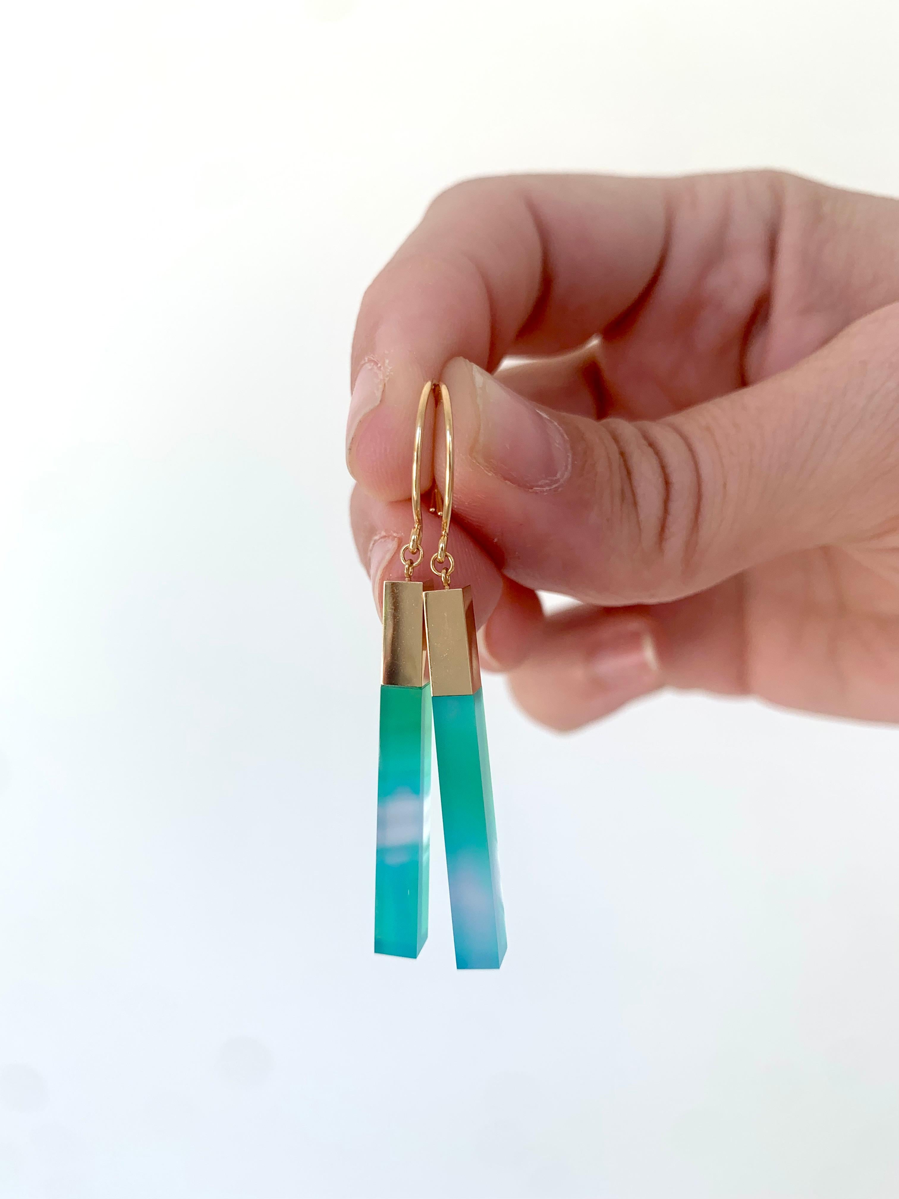 Orecchini unici nel loro genere, realizzati a mano in Giappone dalla designer di gioielli Shinobu Marotta del rinomato Atelier Talkative, caratterizzati da una sensazionale coppia di calcedoni blu mare con variazioni di colore naturali, ciascuno