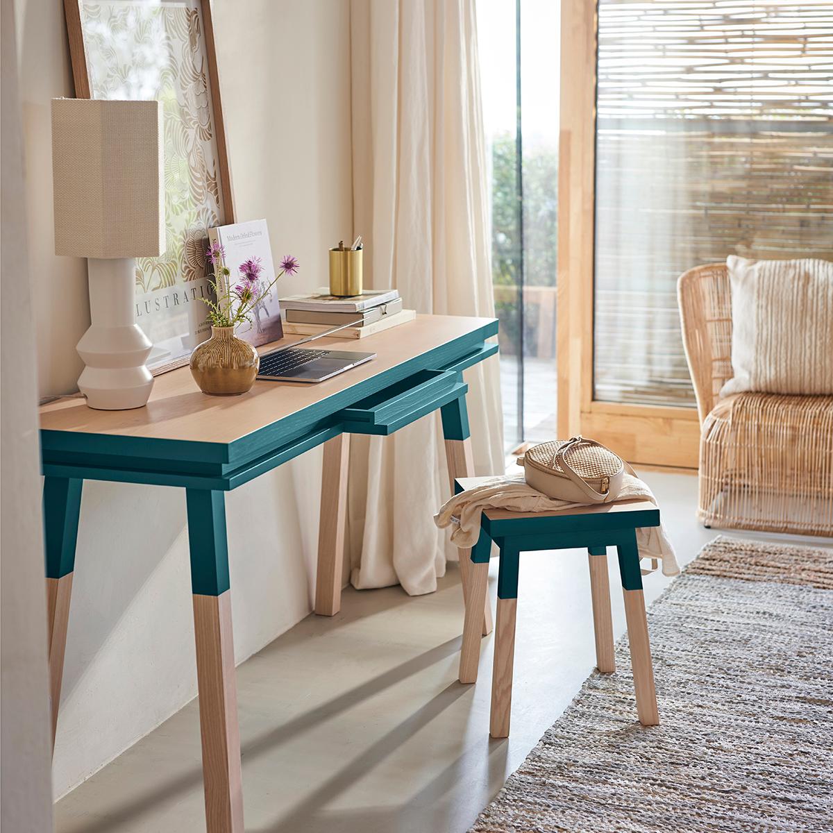Dieser meerblaue rechteckige Konsolentisch / Schreibtisch wurde von Eric Gizard in Paris entworfen. Er ist zu 100 % aus massivem Eschenholz aus nachhaltig bewirtschafteten und PEFC-zertifizierten französischen Wäldern gefertigt. 

Collection