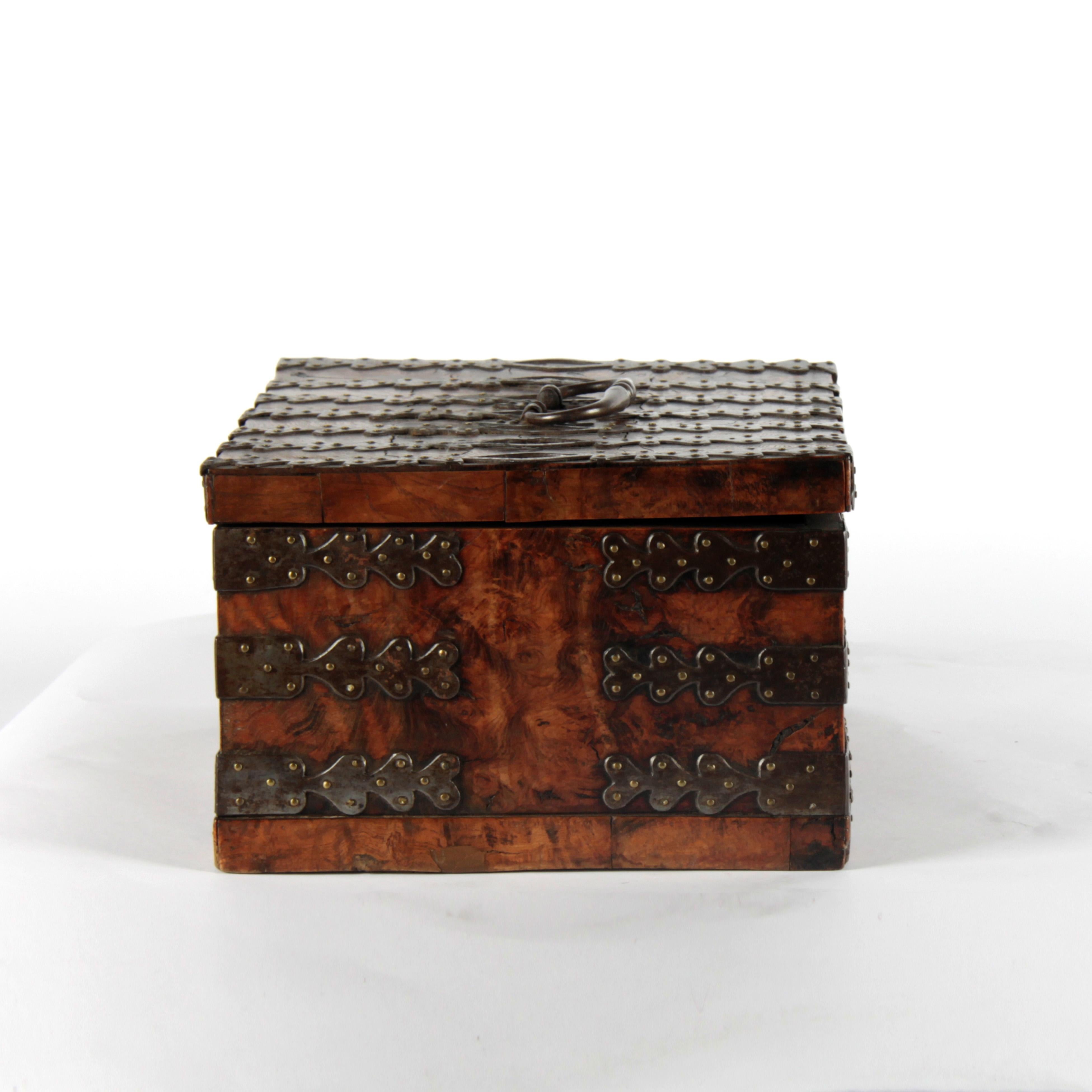 Sea captain's box with iron fittings
1680/1720
colonial.