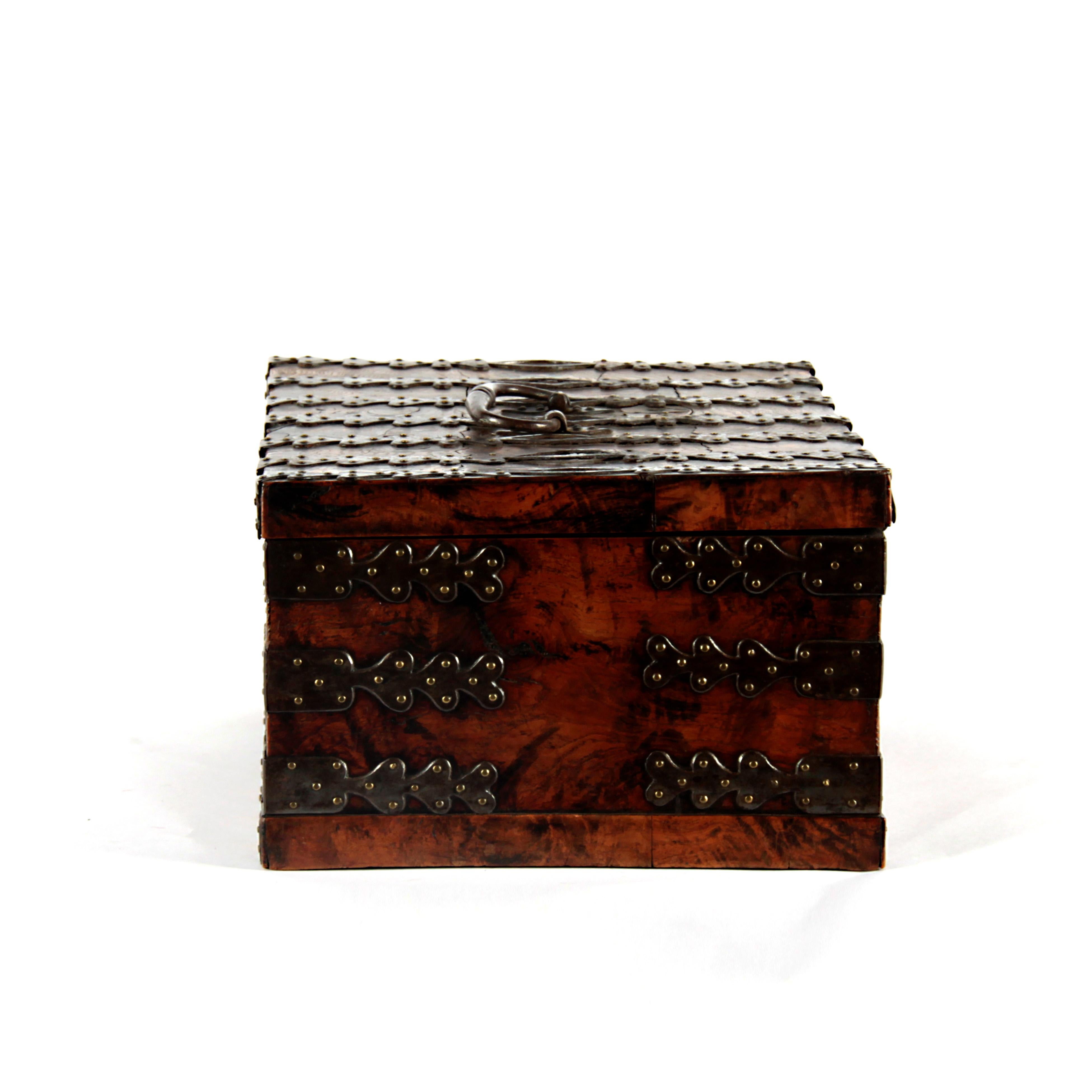 Sea Captain's Box, circa 1680/1720 'Colonial' In Good Condition For Sale In Esbeek, NL