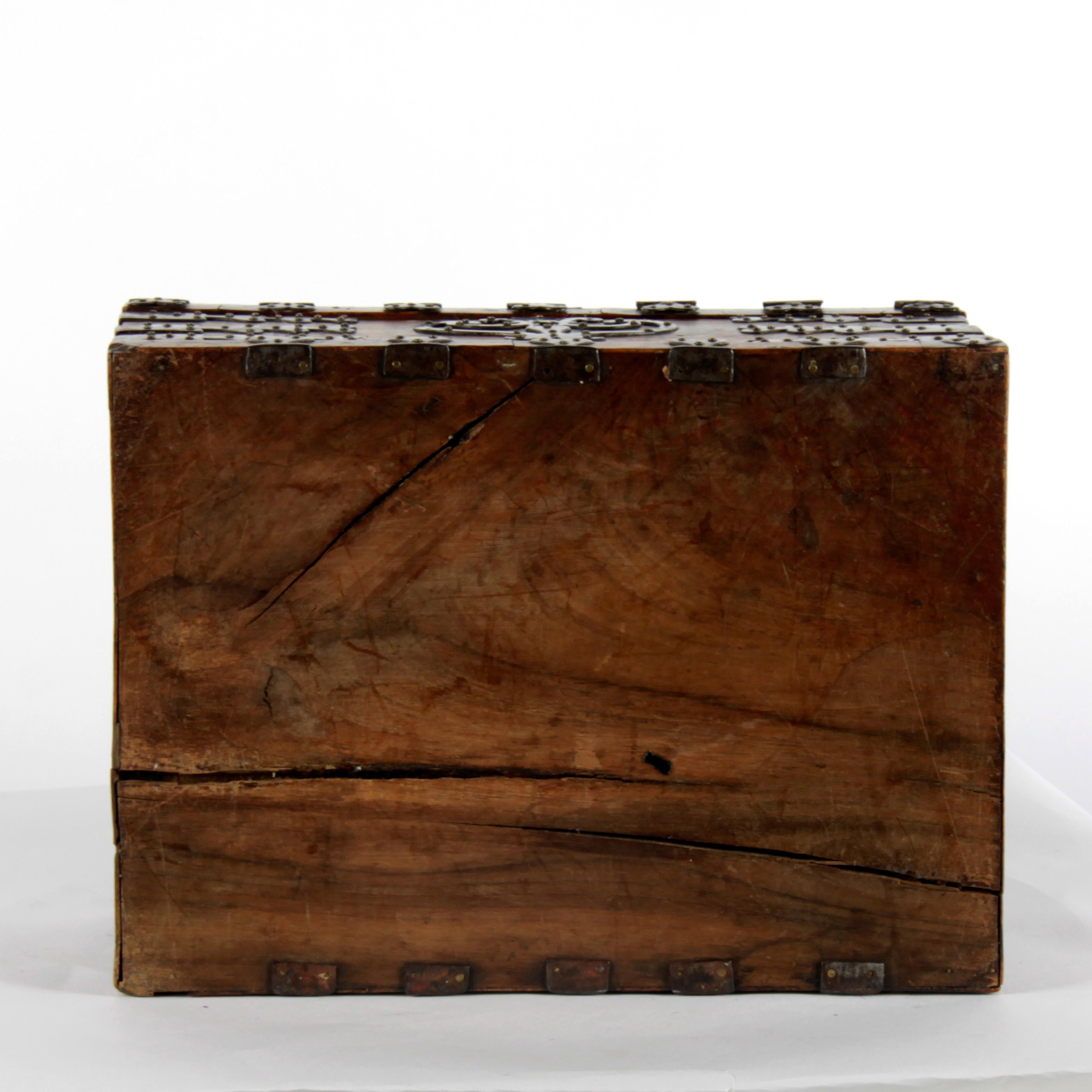 Wood Sea Captain's Box, circa 1680/1720 'Colonial' For Sale