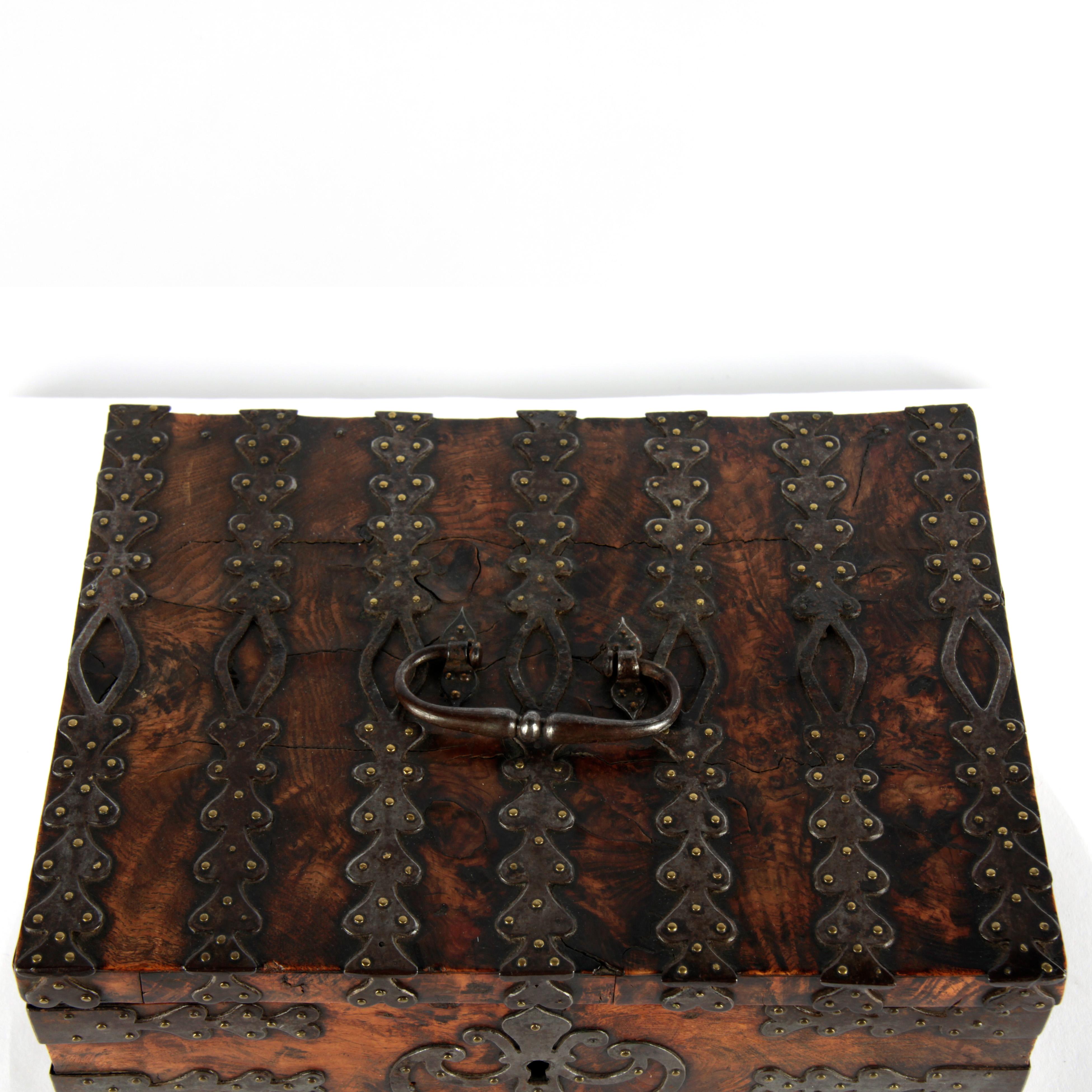 Sea Captain's Box, circa 1680/1720 'Colonial' For Sale 2