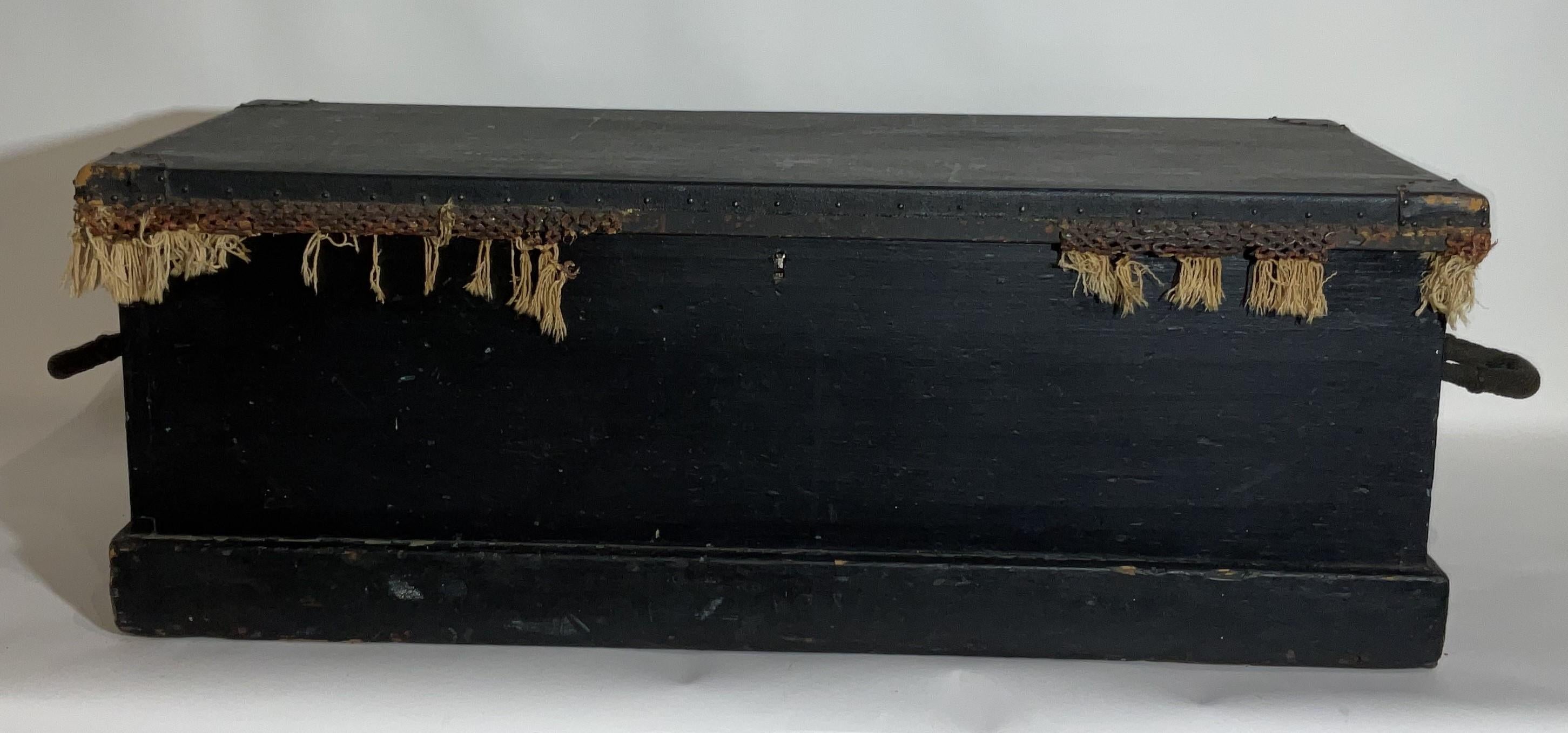 Coffre de marin robuste avec une belle paire de béquilles nouées de façon complexe, couvercle recouvert de toile, boîte à chansonnettes et coupures de presse à l'intérieur. Les coupures de presse jointes sont toutes liées au sauvetage. 15