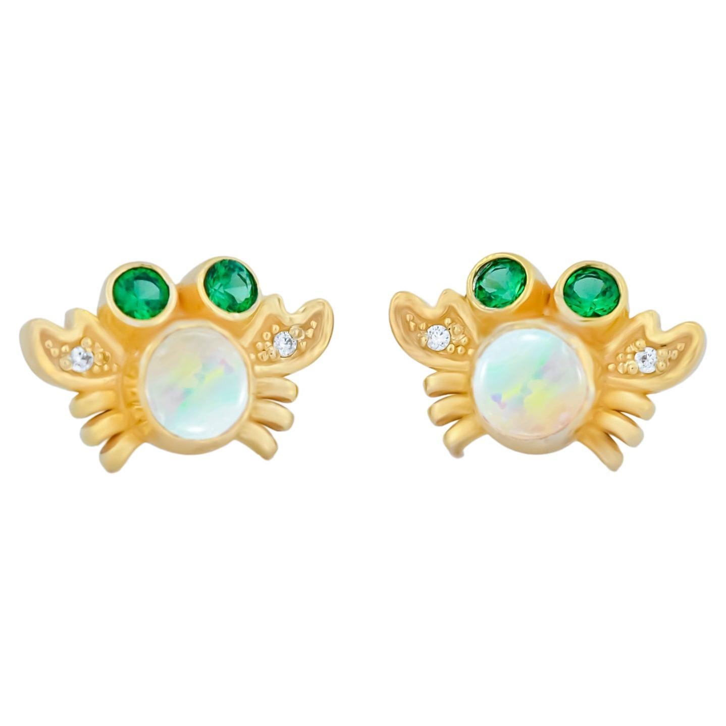 Clous d'oreilles crabe des mers avec opales en or 14 carats.  en vente