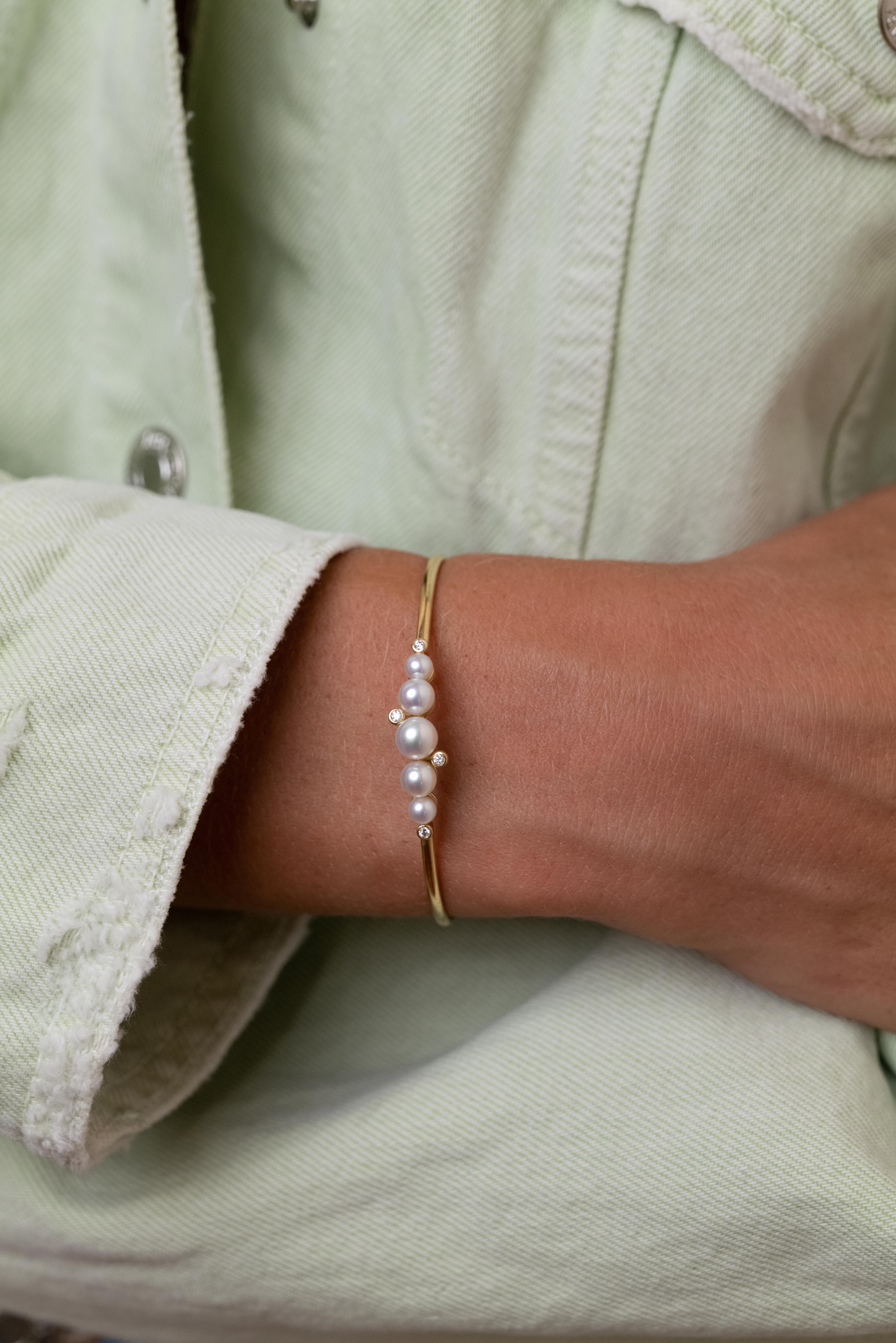 Drawing inspiration from the rising foam in the sea, this cuff slips easily on the wrist and features lustrous freshwater pearls and glimmering diamonds.
Circumference: 16cm / 6.2in
Width of Opening: 1.5cm / 0.6in
18 Karat Yellow Gold
Natural