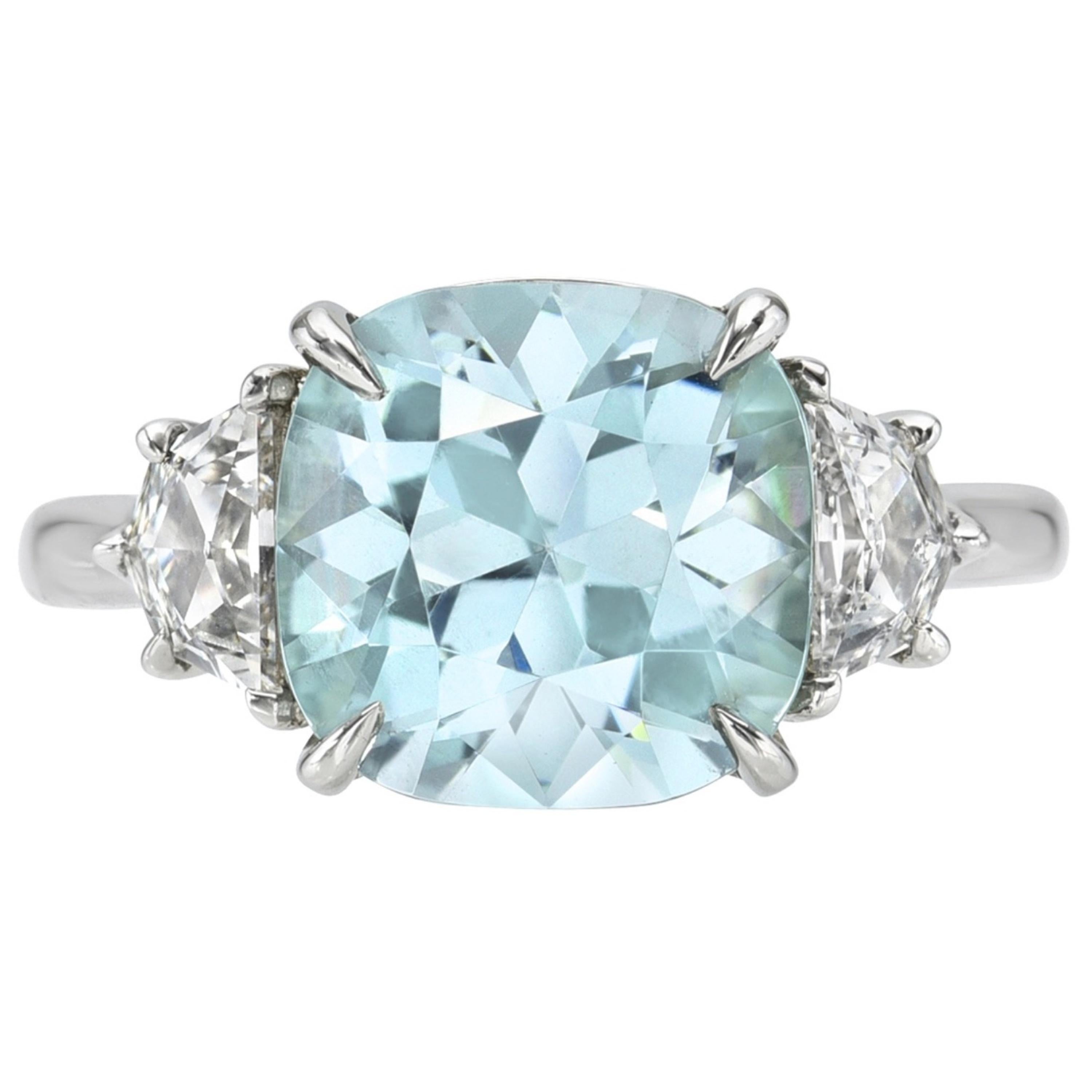 Bague en platine à trois pierres en béryl vert mousse de mer avec accents de diamants Cadillac Neuf - En vente à Beverly Hills, CA