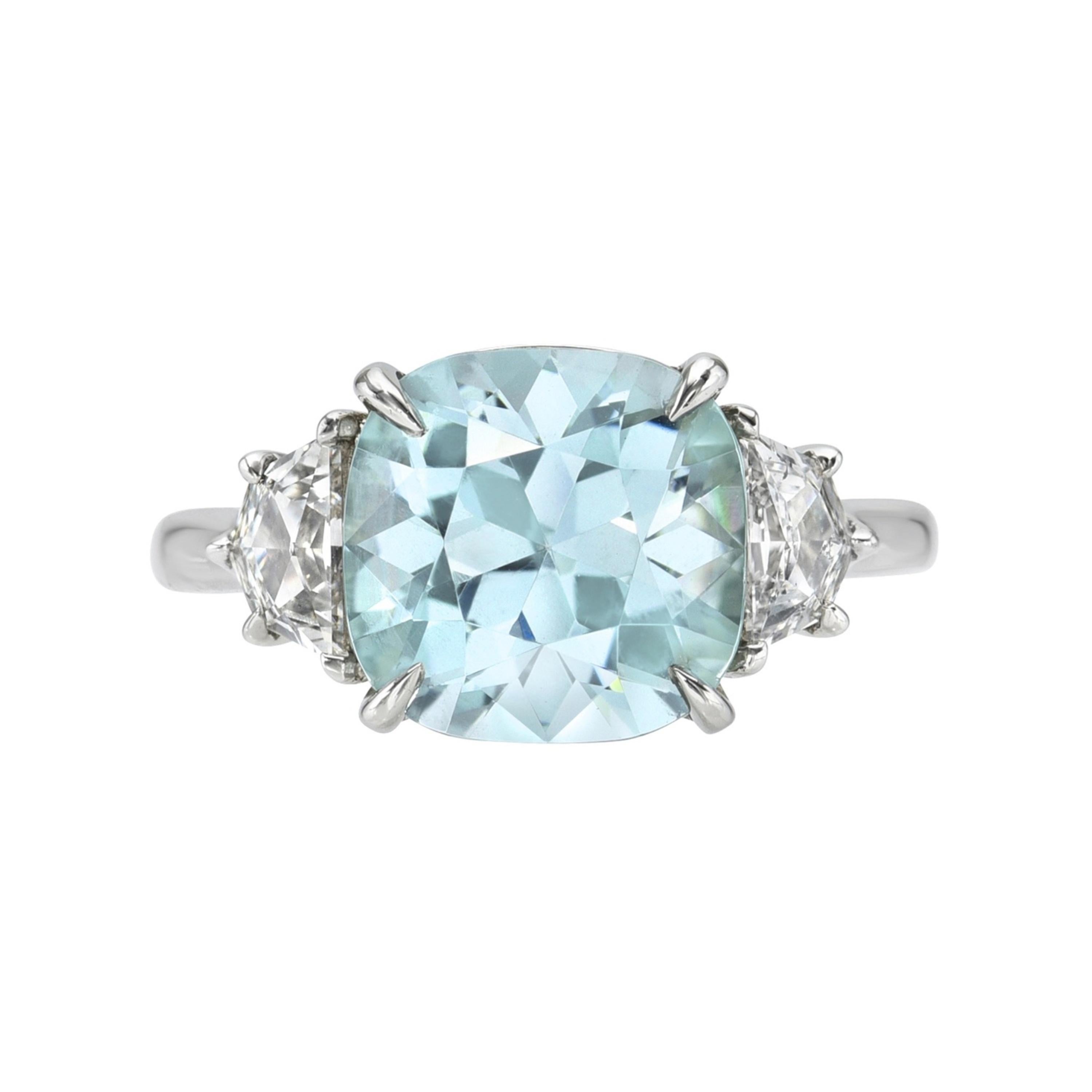 Bague en platine à trois pierres en béryl vert mousse de mer avec accents de diamants Cadillac en vente 1