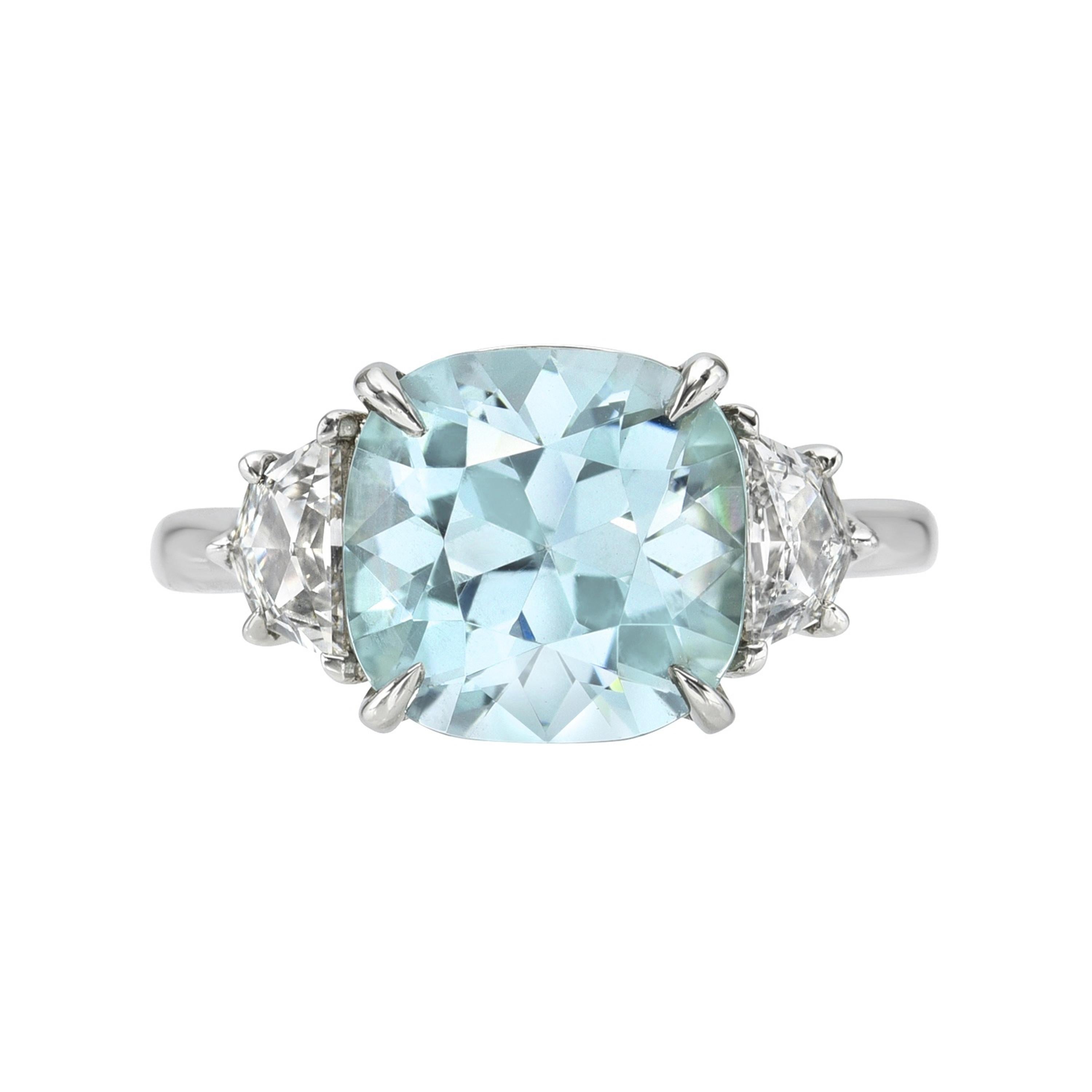 Bague en platine à trois pierres en béryl vert mousse de mer avec accents de diamants Cadillac en vente 2