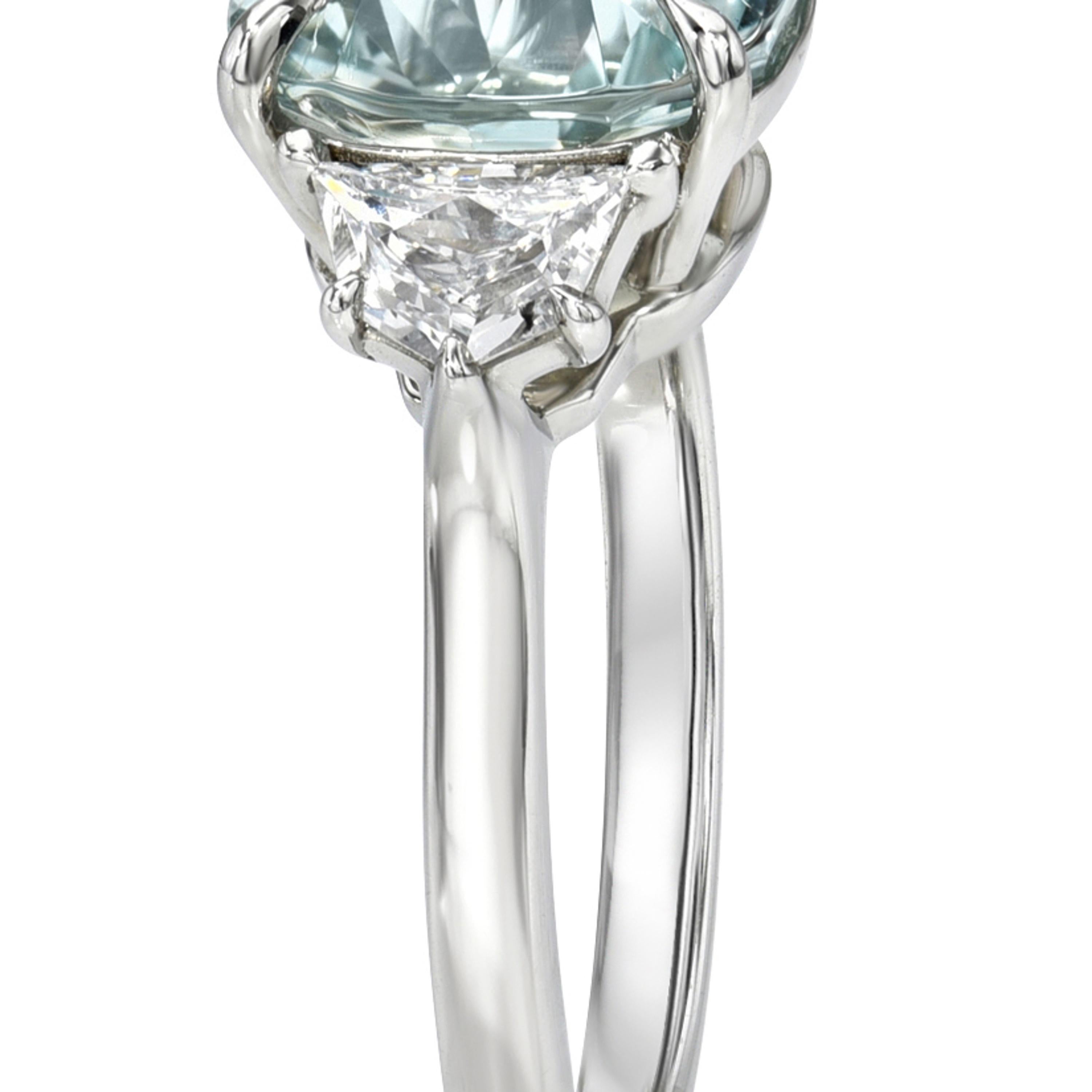 Bague en platine à trois pierres en béryl vert mousse de mer avec accents de diamants Cadillac en vente 3