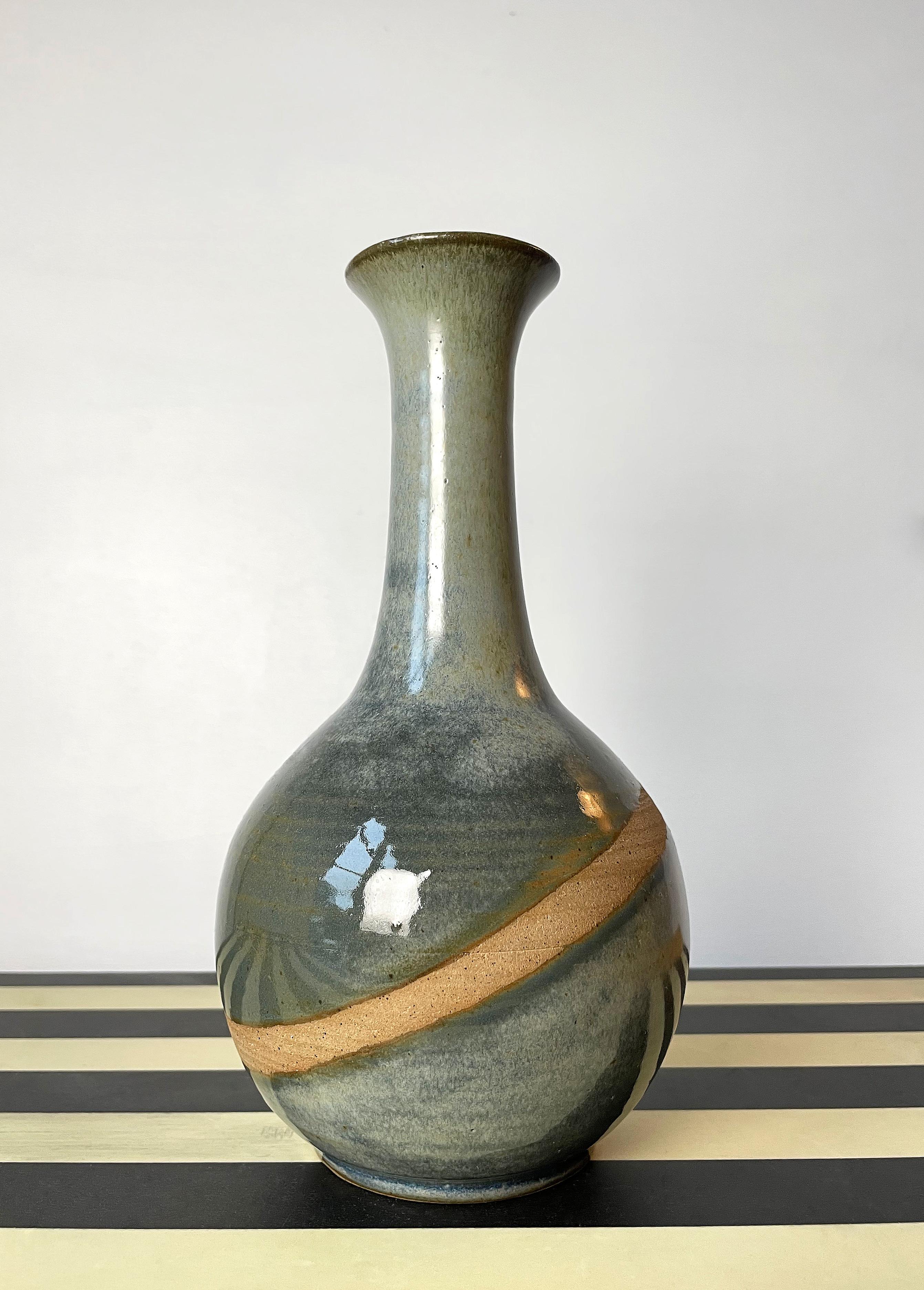 Vaso in ceramica danese moderno fatto a mano da Bjergard Denmark negli anni '60. Una striscia asimmetrica e grezza attraversa la pancia del vaso smaltato di verde acqua e schiuma di mare lucida. Timbro sotto la base. 
Bellissime condizioni