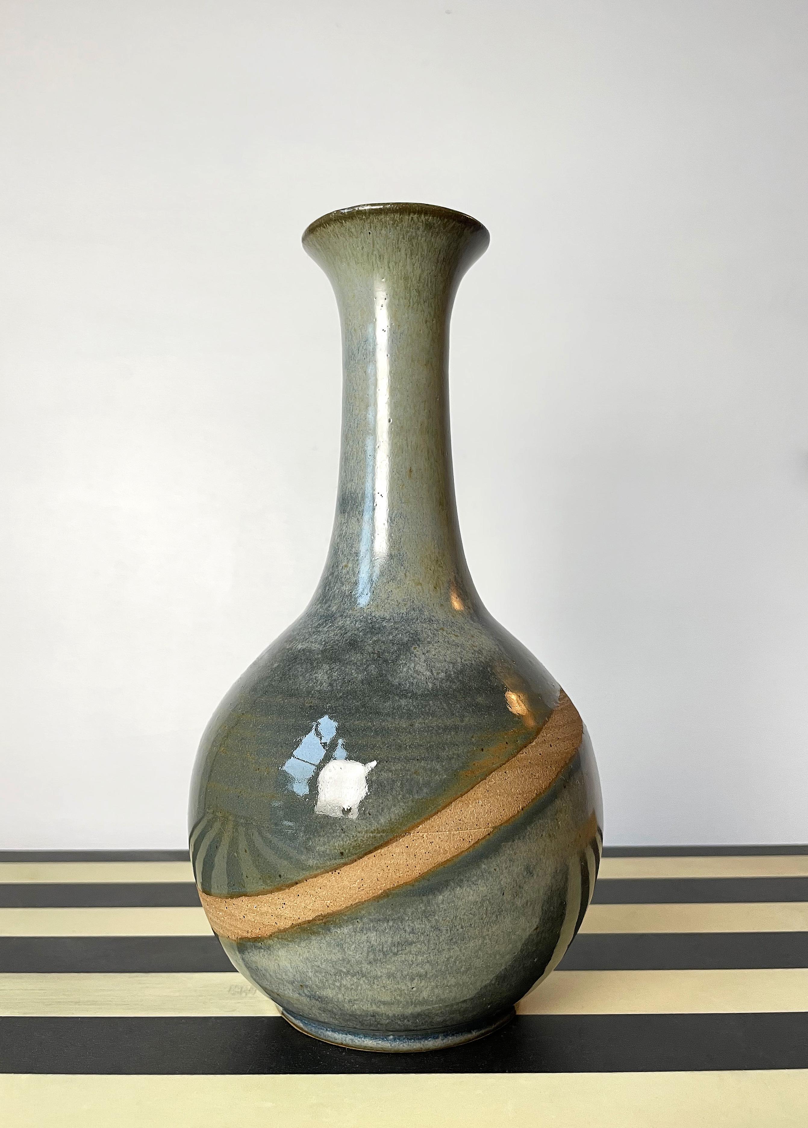 Handgefertigte moderne dänische Keramikvase von Bjergard Denmark aus den 1960er Jahren. Ein roher, asymmetrischer Streifen quer über den Bauch der glänzenden, aquagrün glasierten Vase aus Meerschaum. Unter dem Sockel gestempelt. In schönem