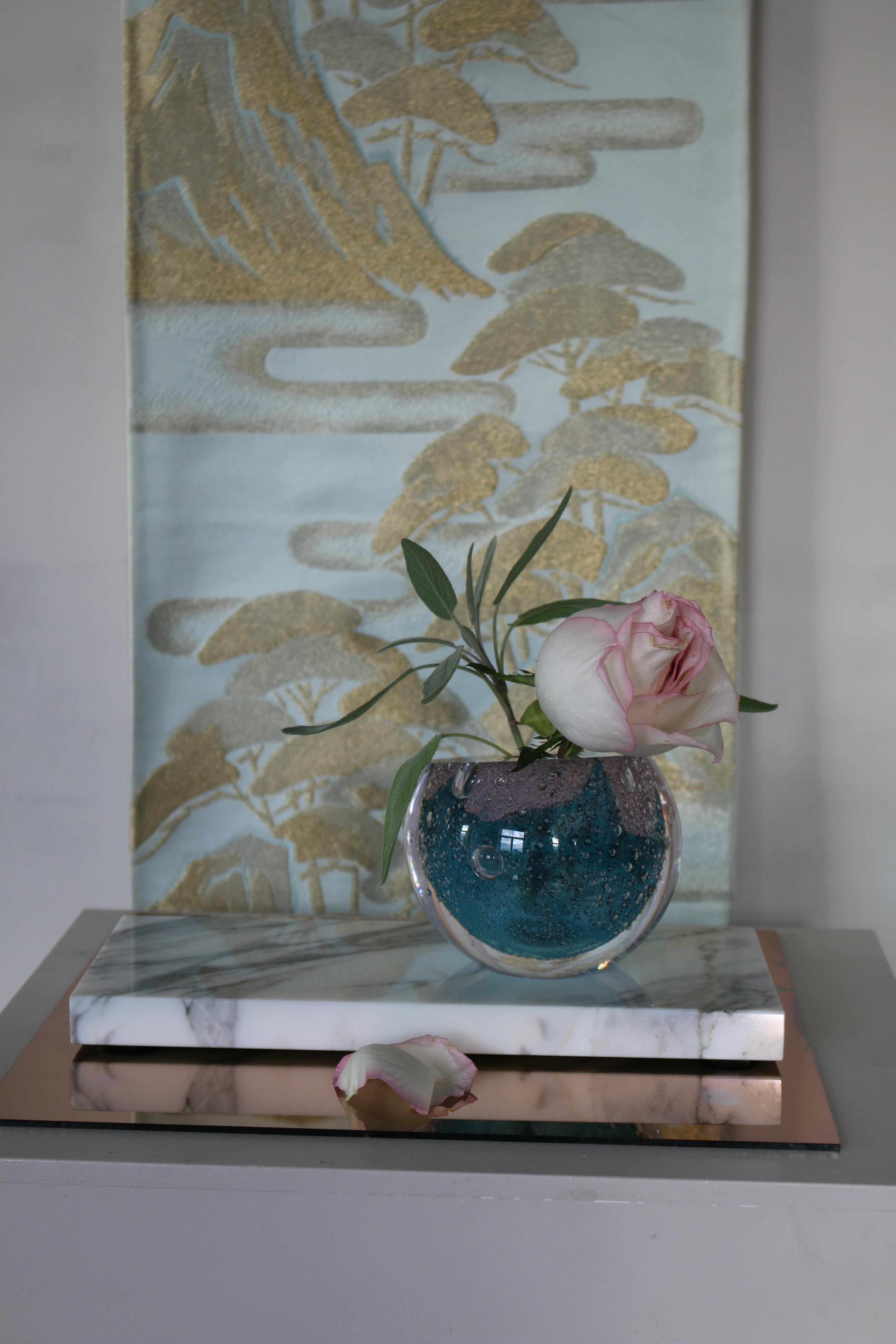 Vase „Sea Foam“ in Rosa und Blau auf Marmor im Angebot 3