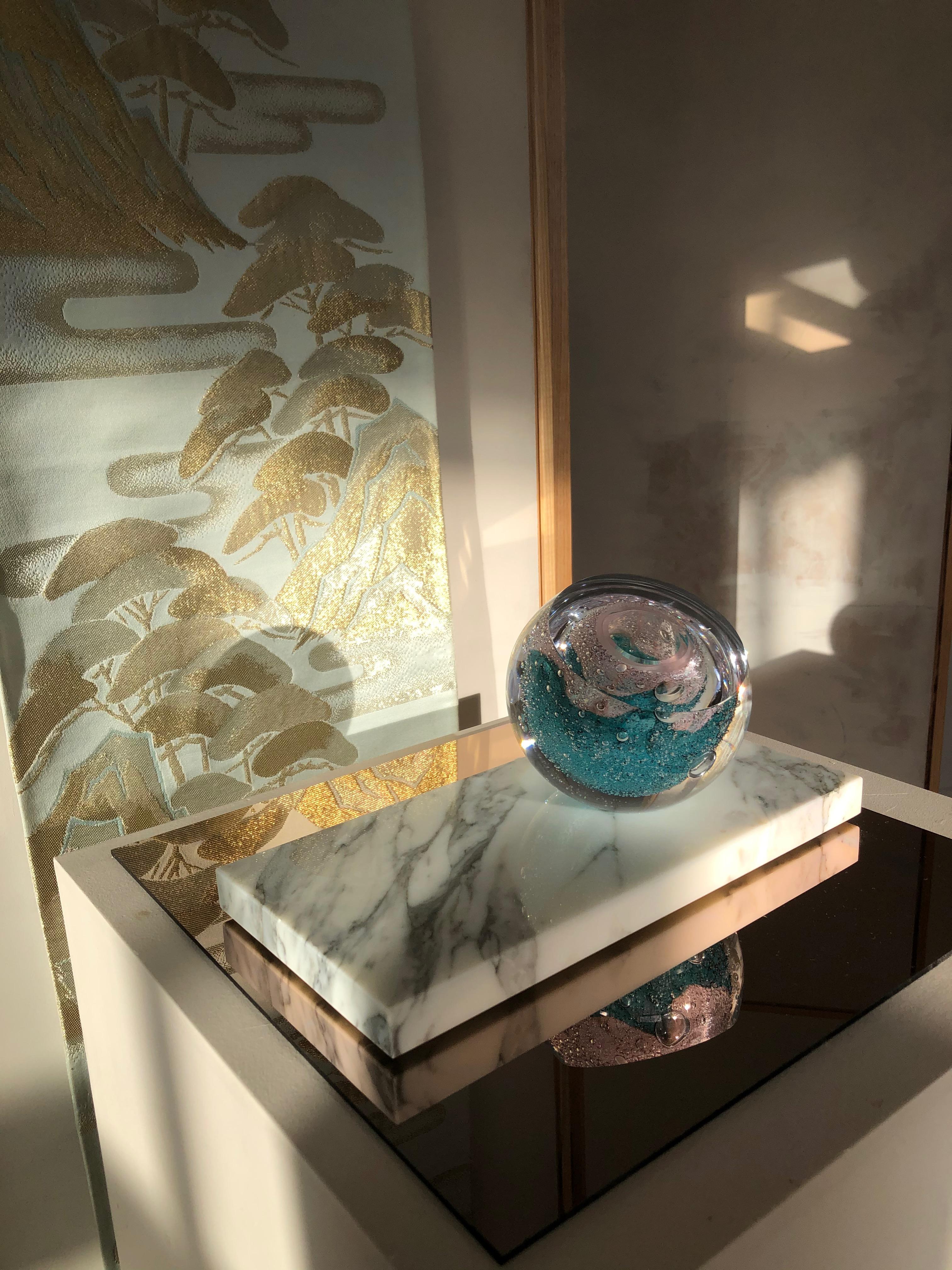 Vase „Sea Foam“ in Rosa und Blau auf Marmor (Baltisch) im Angebot