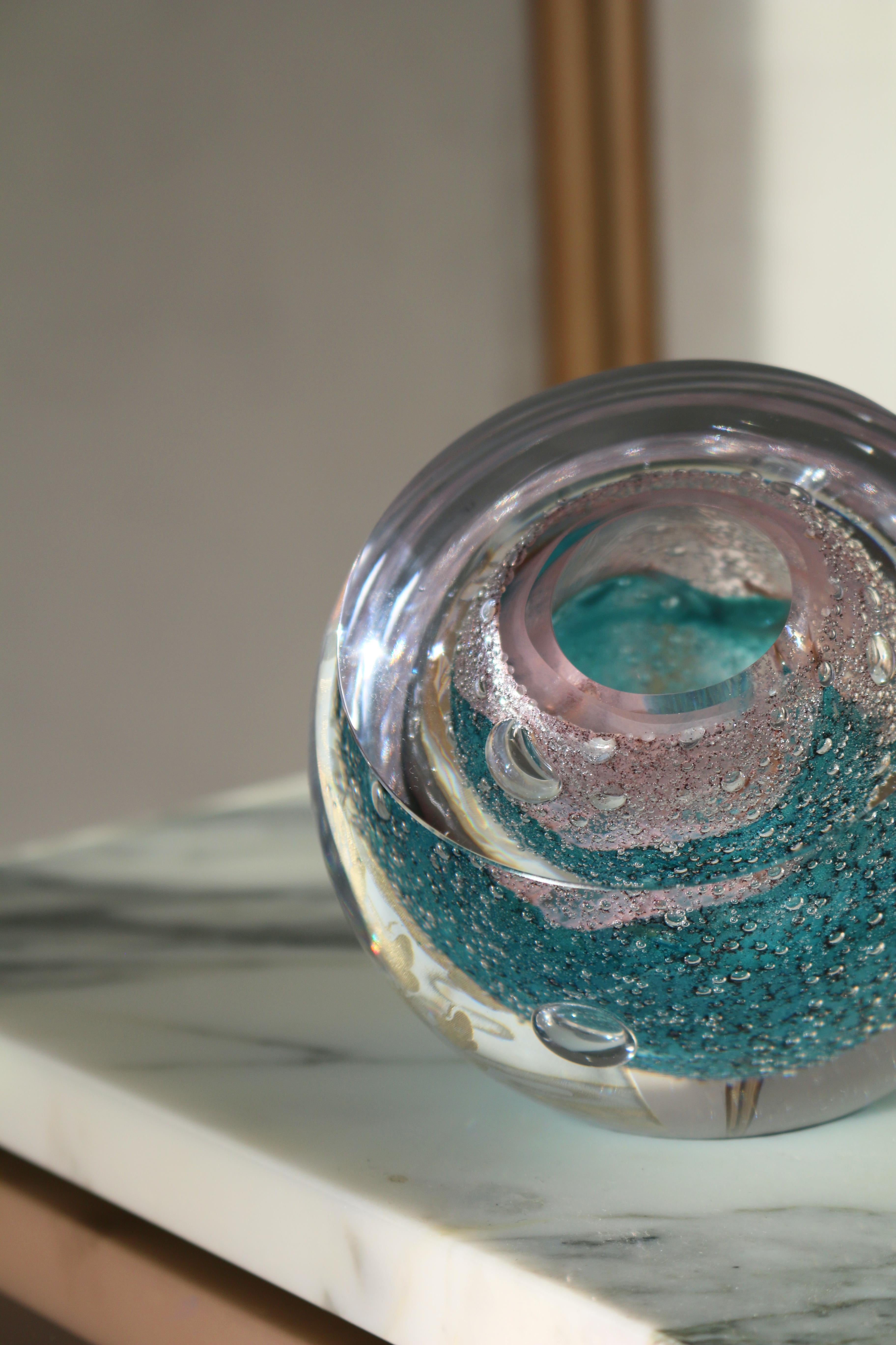 Vase „Sea Foam“ in Rosa und Blau auf Marmor im Zustand „Hervorragend“ im Angebot in Riga, LV