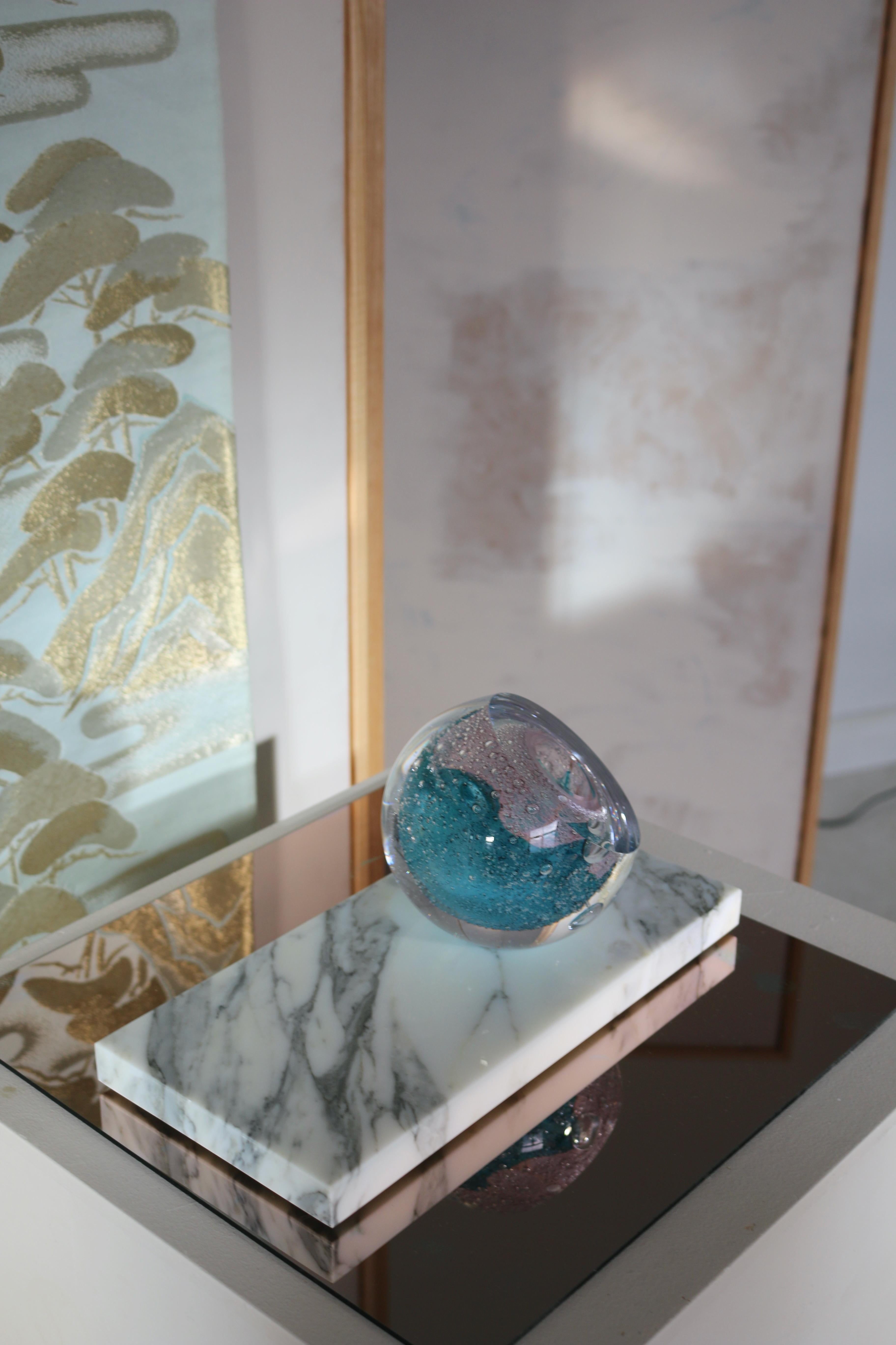 Vase „Sea Foam“ in Rosa und Blau auf Marmor (Geblasenes Glas) im Angebot