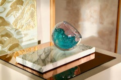 Vase „Sea Foam“ in Rosa und Blau auf Marmor