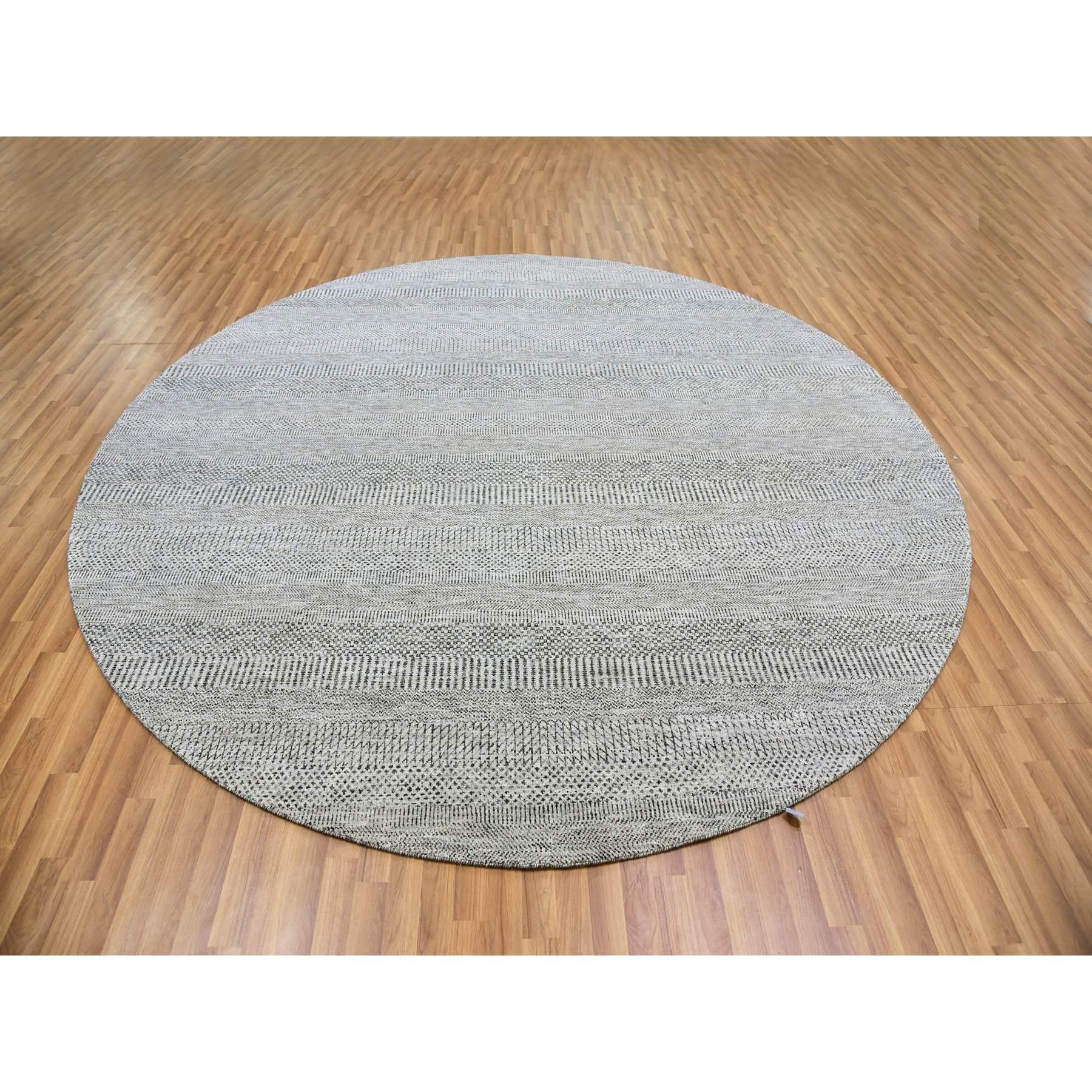 Ce fabuleux tapis noué à la main a été créé et conçu pour une résistance et une durabilité accrues. Ce tapis a été fabriqué à la main pendant des semaines selon la méthode traditionnelle qui est utilisée pour faire des
Taille exacte du tapis en