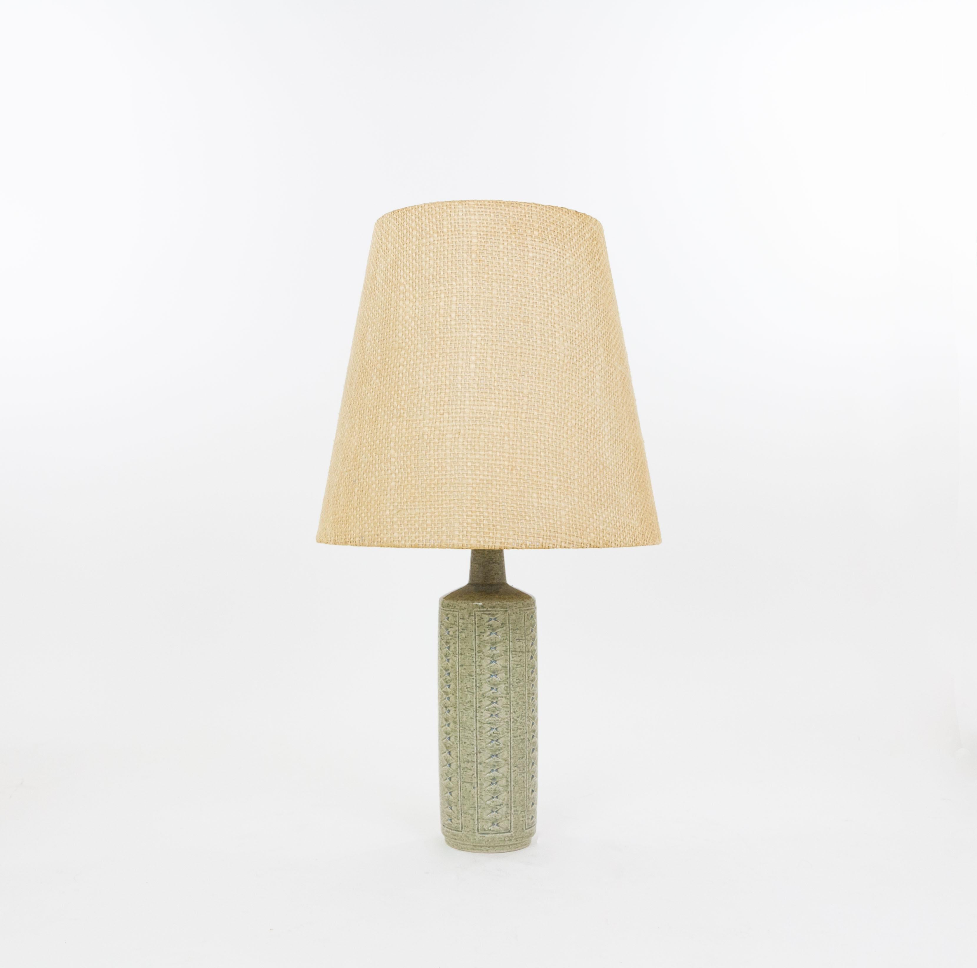 Lampe de table modèle DL/27 réalisée par Annelise et Per Linnemann-Schmidt pour Palshus dans les années 1960. La couleur de la base décorée à la main est le vert de mer. Il présente des motifs impressionnés.

La lampe est livrée avec son support