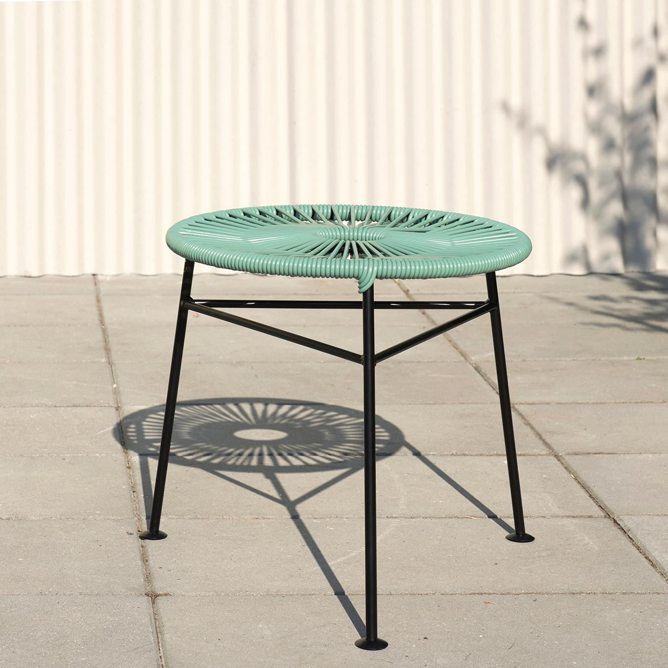 Tabouret Centro vert de mer par OK Design
Dimensions : D 42 x H 42 cm.
Matériaux : Métal peint par poudrage, cordon en PVC.

Disponible dans d'autres couleurs. Veuillez nous contacter.

Le tabouret Centro est un tabouret rond coloré à trois pieds