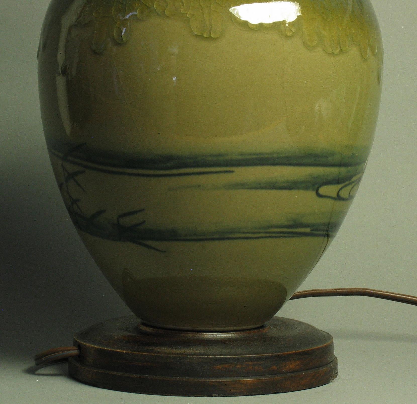 Amerikanische Arts & Crafts-Vase in Meeresgrün im Rookwood-Stil, montiert als Lampe (Töpferwaren) im Angebot