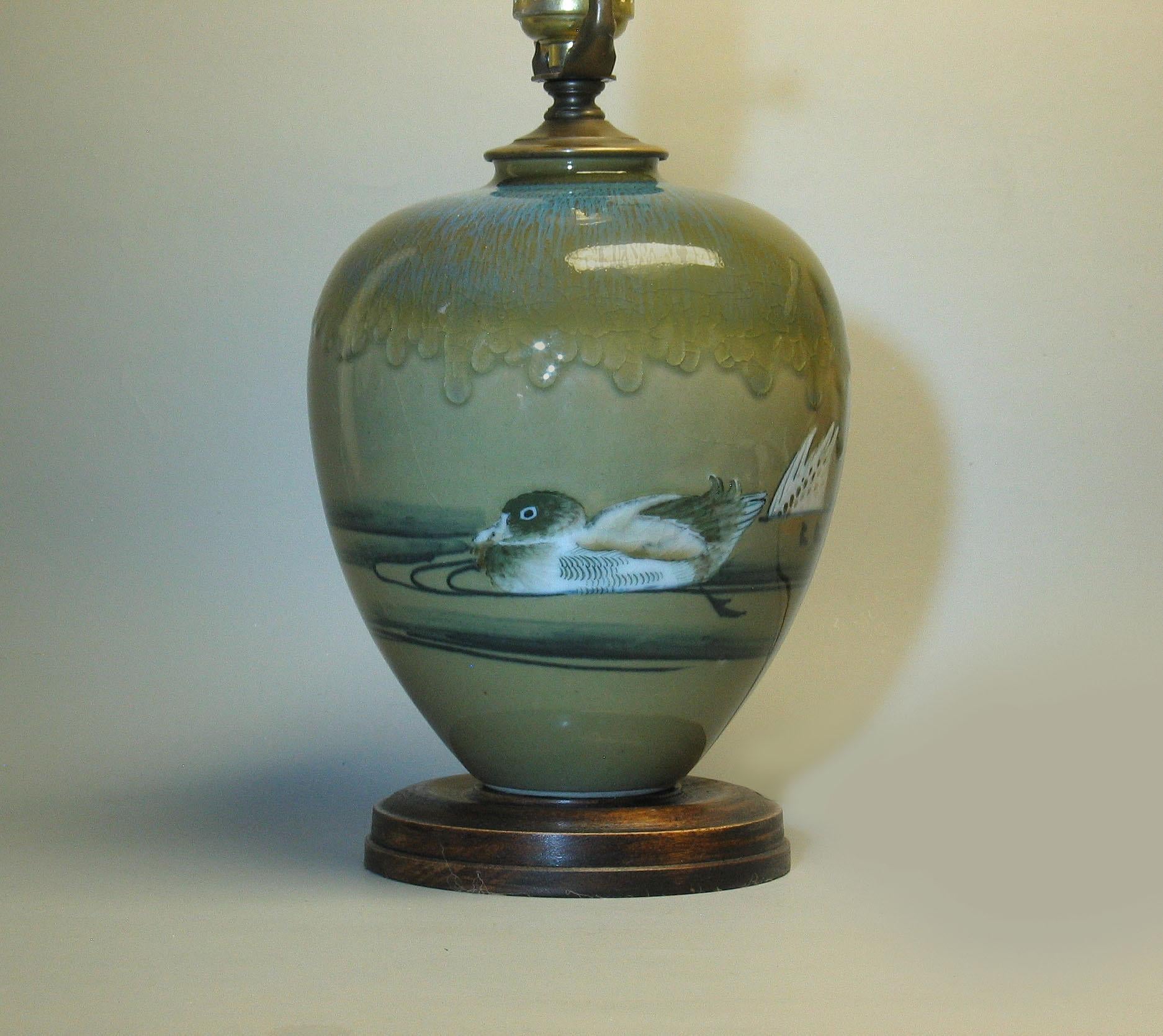 Amerikanische Arts & Crafts-Vase in Meeresgrün im Rookwood-Stil, montiert als Lampe im Angebot 1