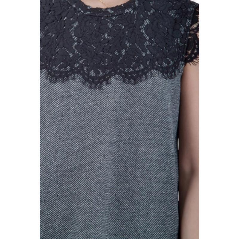 Questo meraviglioso abito senza maniche di Sea è senza tempo. È realizzata in un misto di tessuti e presenta dettagli in pizzo sulla scollatura. Fa parte della collezione pre-fall 2014, sfoggia una tonalità grigia e presenta una chiusura a zip sul