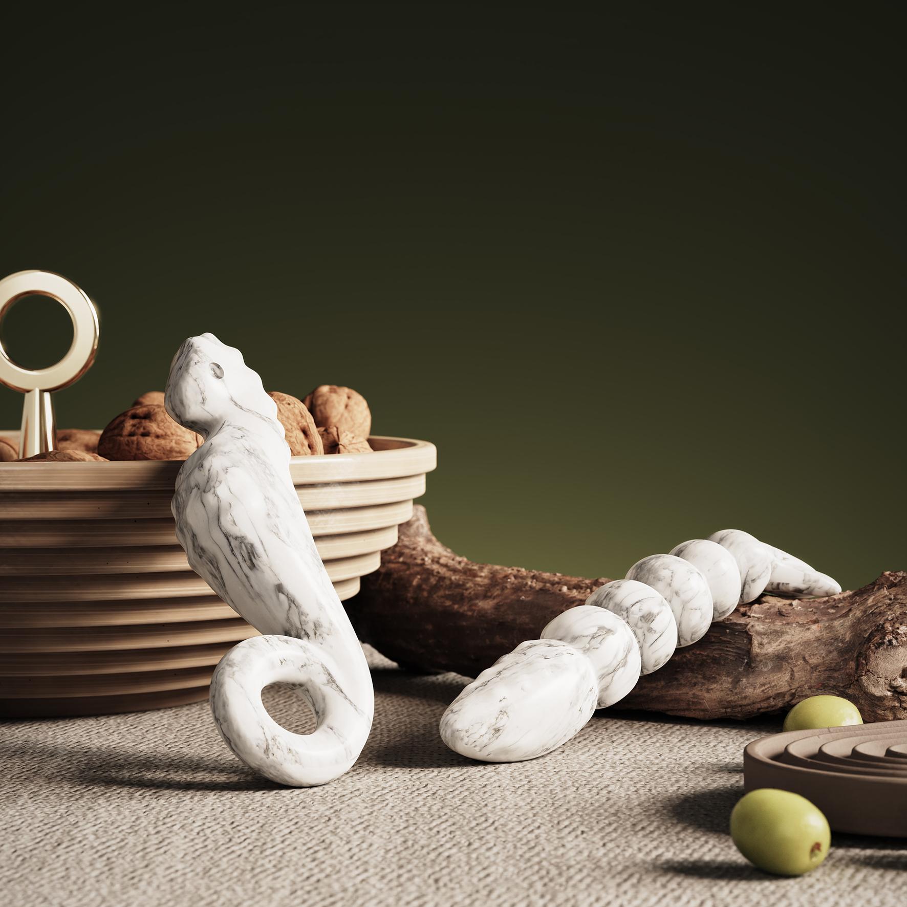 „Sea Horny“ Marmorskulptur, Hook Me Up Kollektion (Geschnitzt) im Angebot