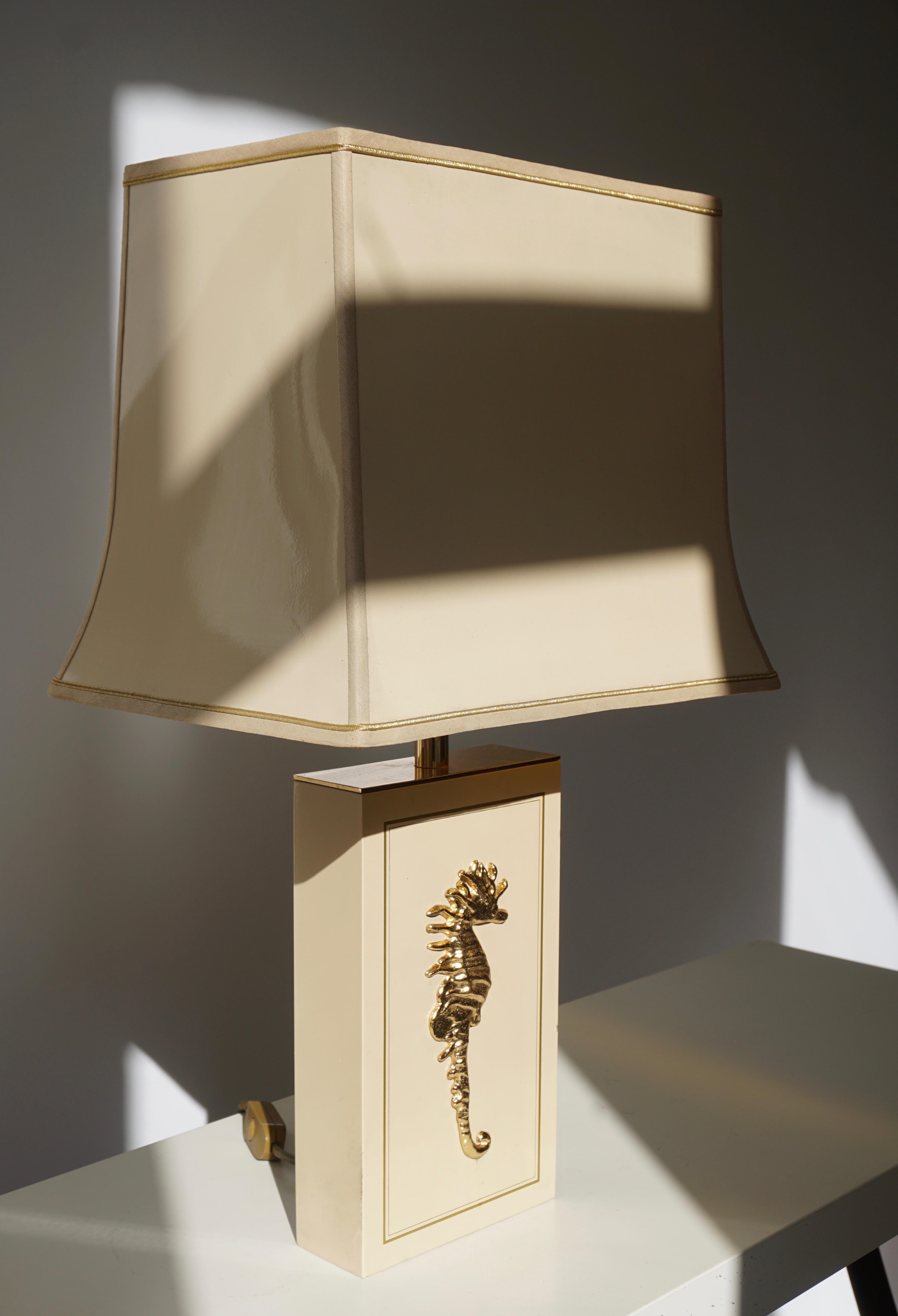 Two Belgian table lamps with a brass sea horse.
Measures: Height 61 cm.
Width 35 cm.
Depth 25 cm.