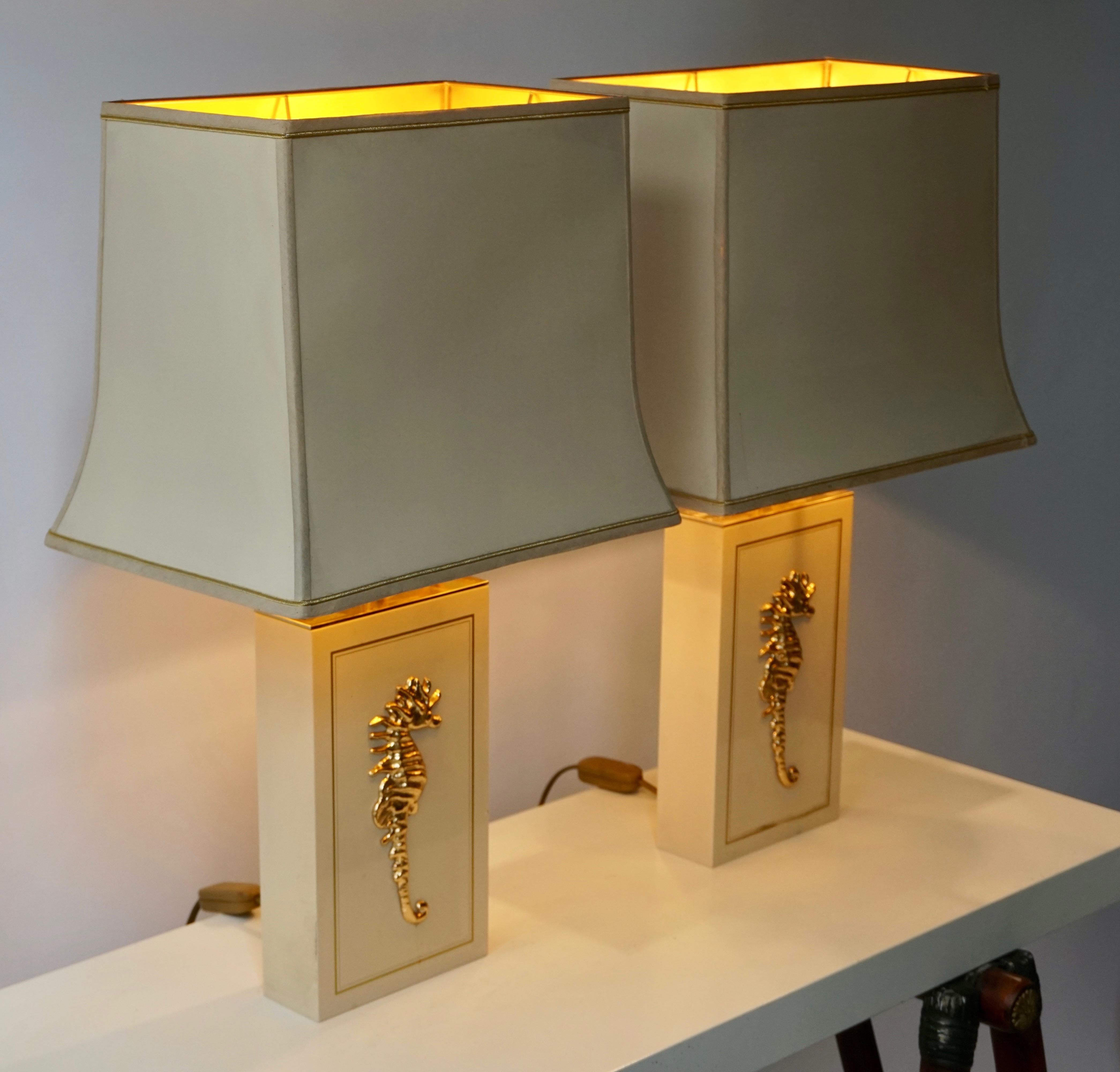 Belge Ensemble de deux lampes de table cheval de mer en vente