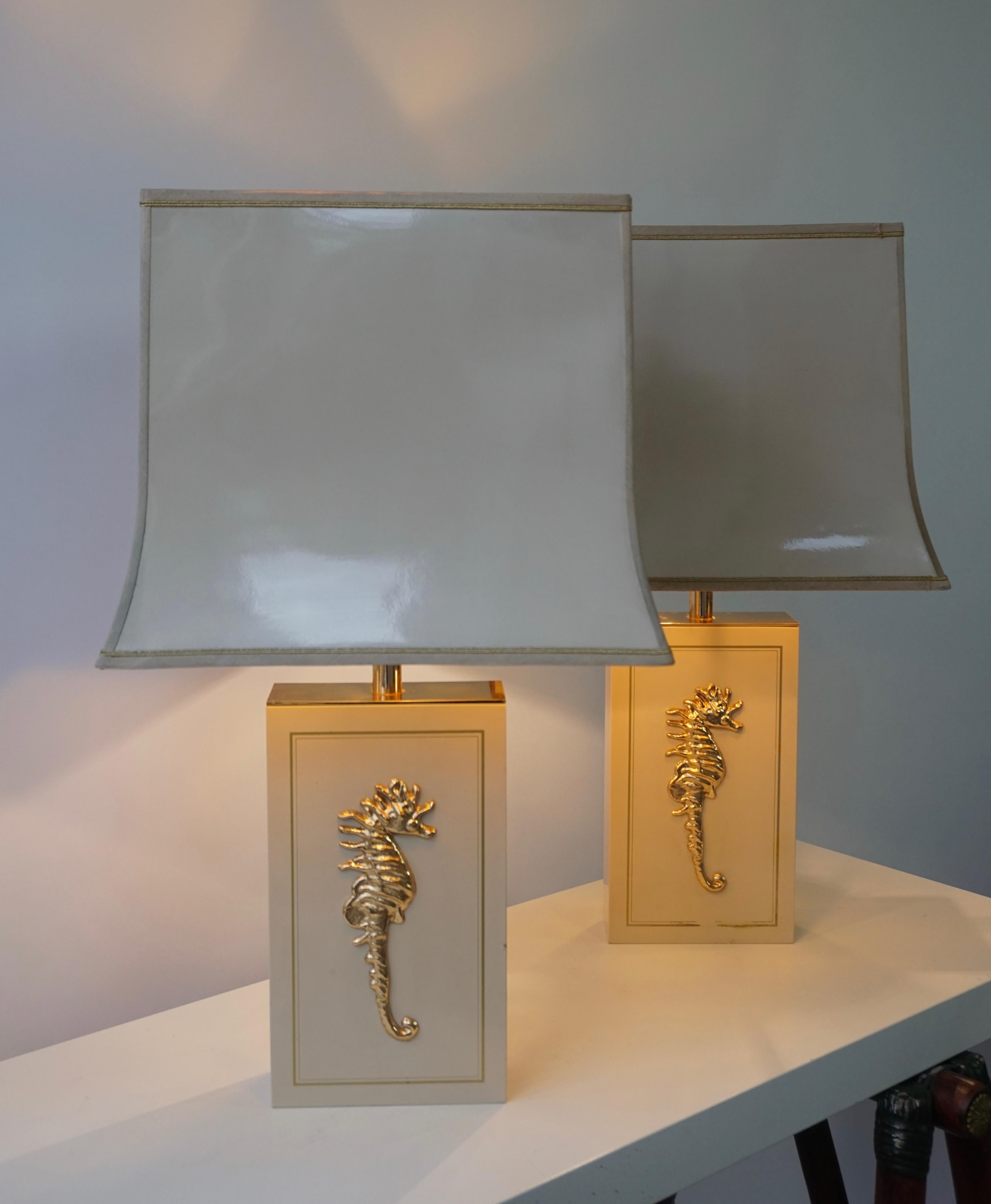 20ième siècle Ensemble de deux lampes de table cheval de mer en vente