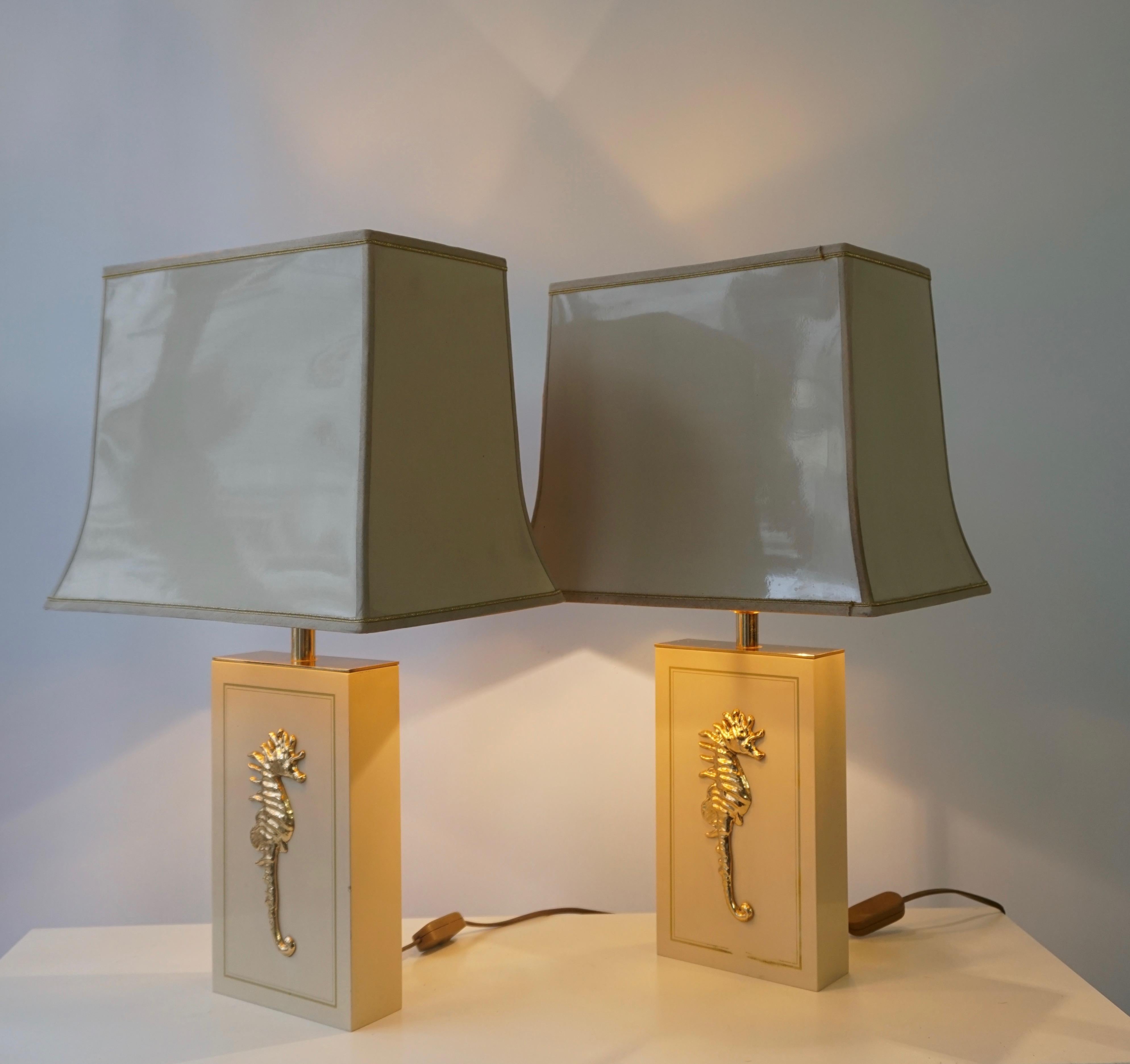 Laiton Ensemble de deux lampes de table cheval de mer en vente