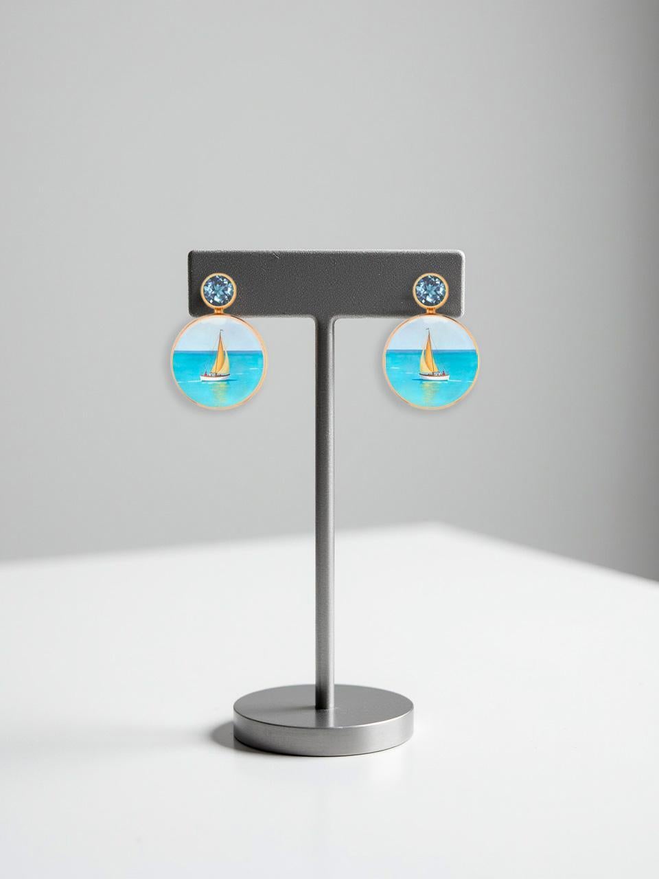 Moderne Boucles d'oreilles d'inspiration marine, voilier, yacht avec topaze et nacre en vente