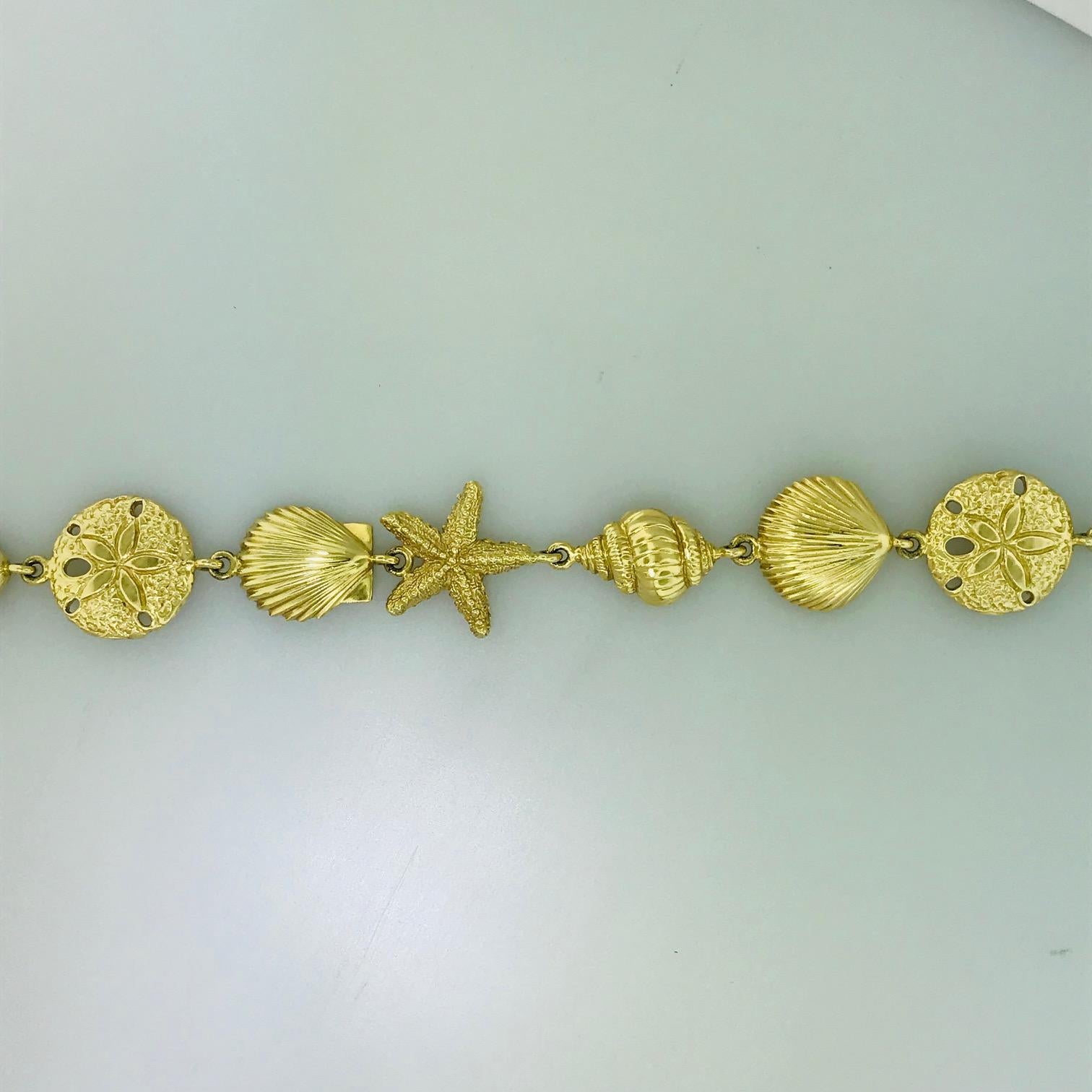 Bracelet en or jaune « Sea Life » avec grand coquillage, étoile de mer et dollars de mer Neuf - En vente à Austin, TX