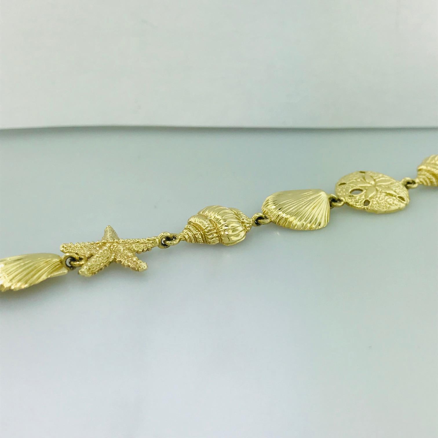 Bracelet en or jaune « Sea Life » avec grand coquillage, étoile de mer et dollars de mer Pour femmes en vente