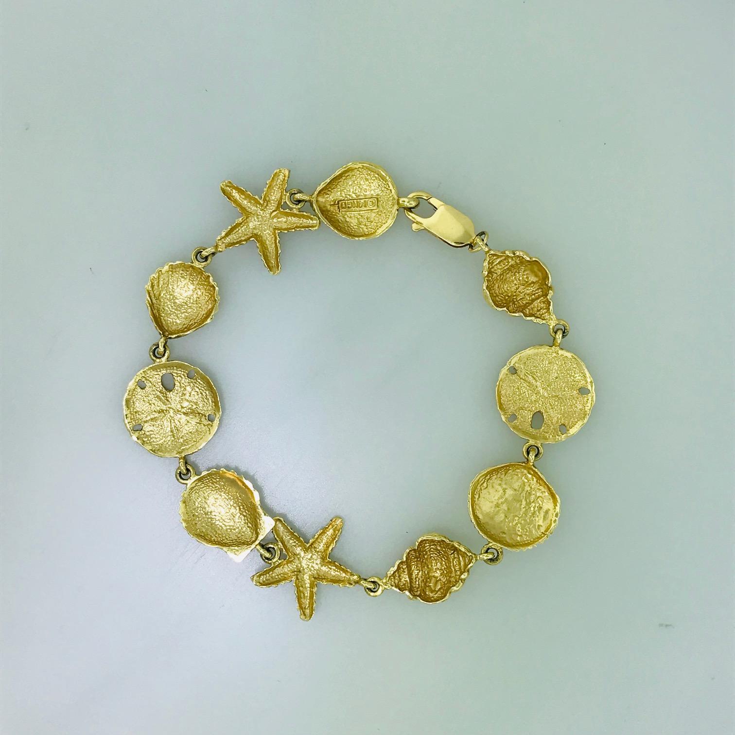 Bracelet en or jaune « Sea Life » avec grand coquillage, étoile de mer et dollars de mer en vente 1
