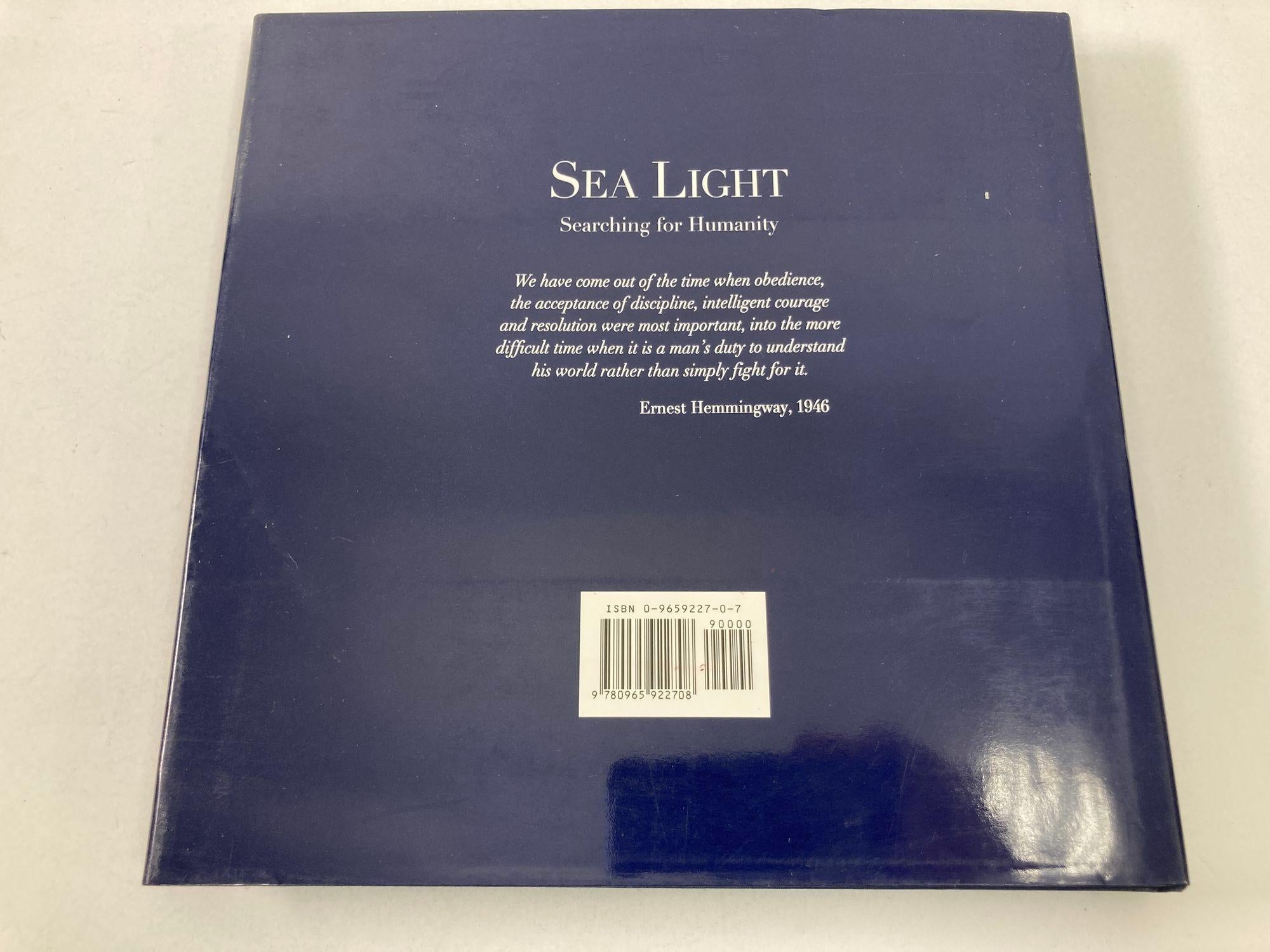 Sea Light de Paul Liebhardt Livre relié.
Sea Light, Semestre en mer. Un essai photographique par Paul Liebhardt HC.
Publié par l'Institute for Shipboard Education, Université de Pittsburgh (1997)
Le nouveau livre de photographies luxuriant de