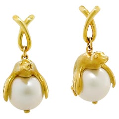 Boucles d'oreilles or jaune 18K lion de mer assis sur une perle de mer du Sud