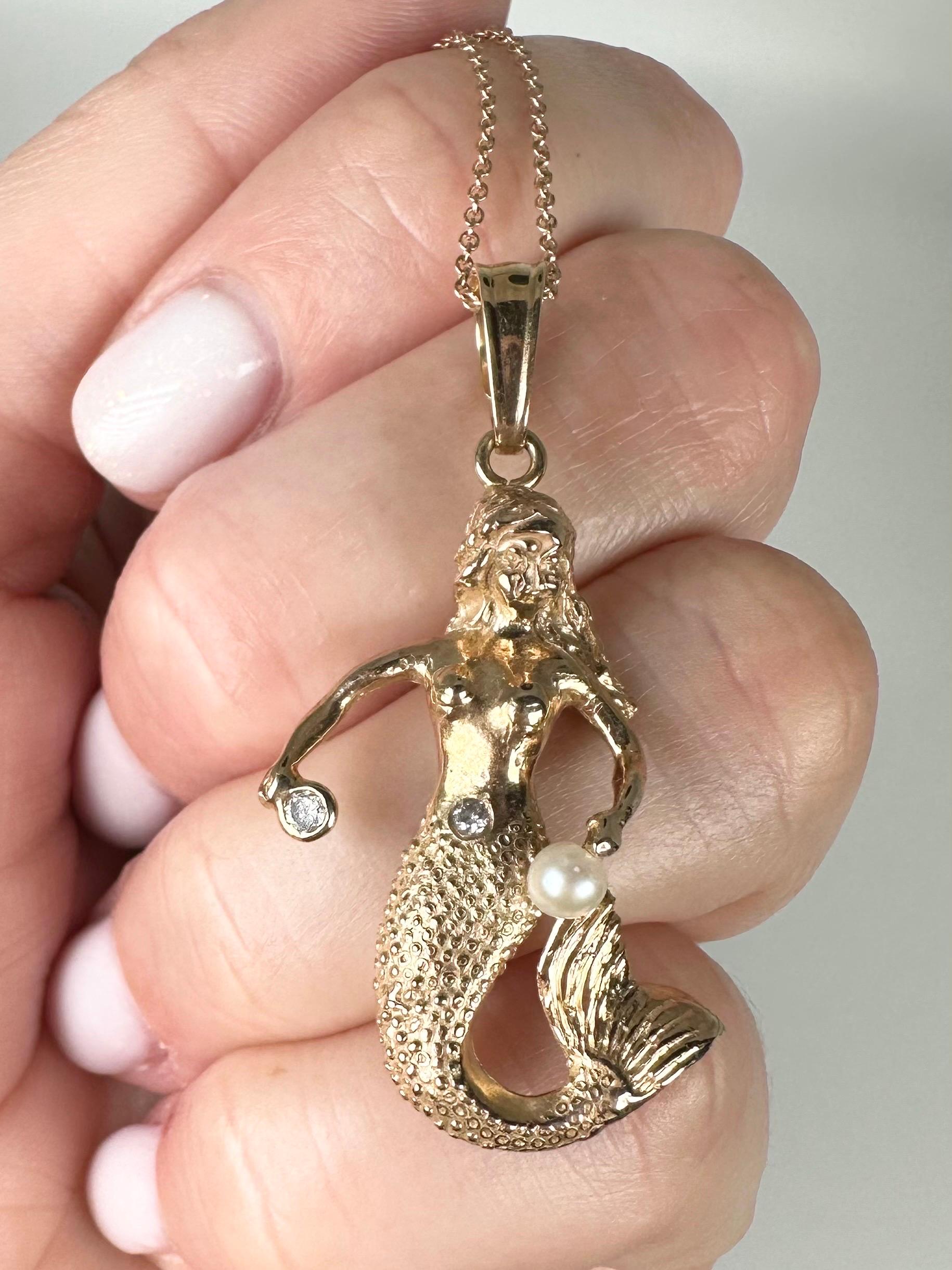 A true sea creation, a mermaid pendant with natural pearl and diamond, hand finished to perfection with lots of small details, amaxzingly crafted in 14KT yellow gold!

GOLD: 14KT gold
NATURAL DIAMOND(S)
Clarity/Color: VS/G
Carat:0.10ct
Cut:Round