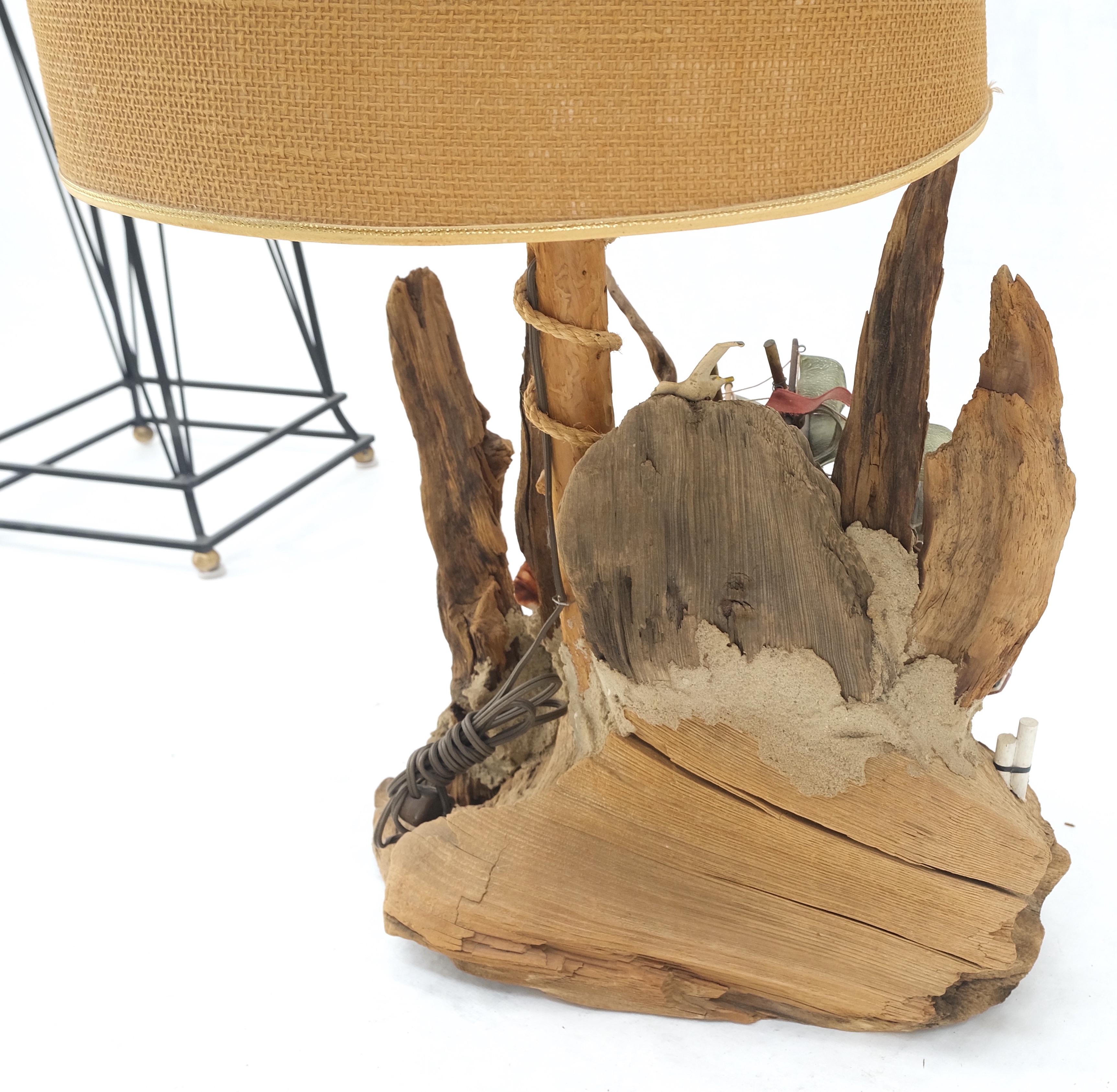 Lámpara de mesa con base de madera decorada con conchas marinas Mid Century Modern en venta 4