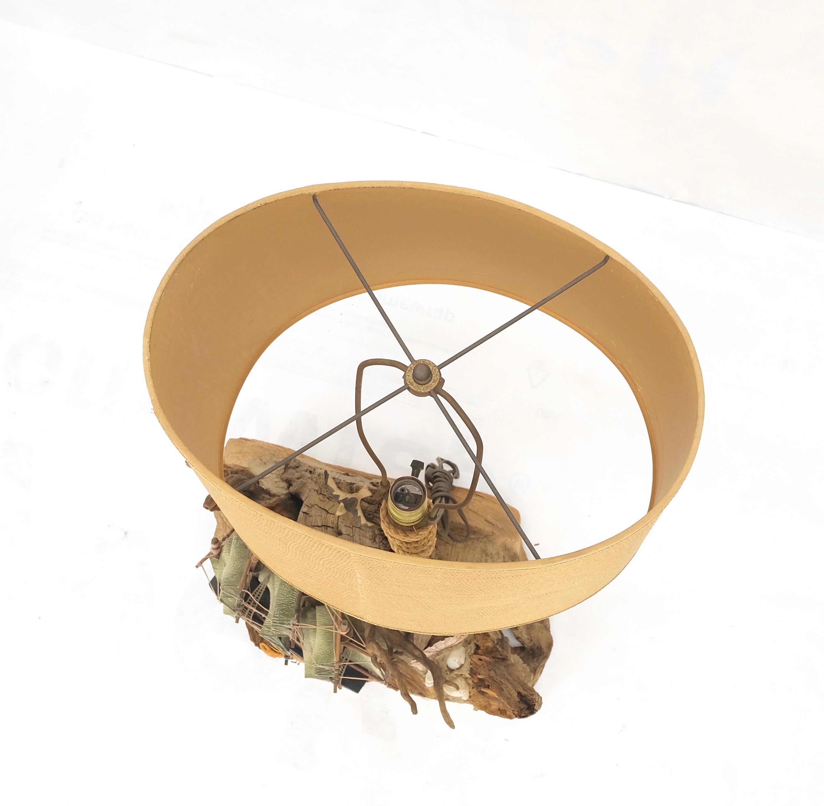 Américain Lampe de bureau à base en bois flotté décorée de coquillages marines, style mi-siècle moderne en vente